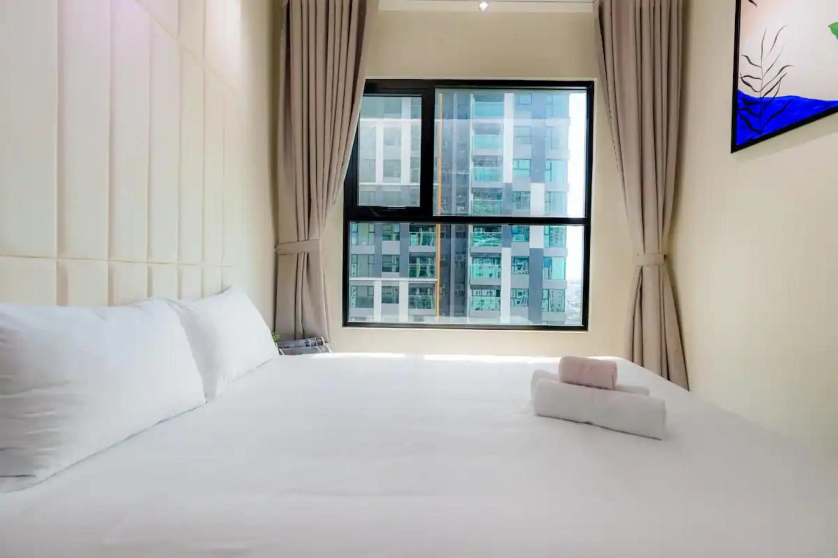 Bed in Imperial De La SoL District 4