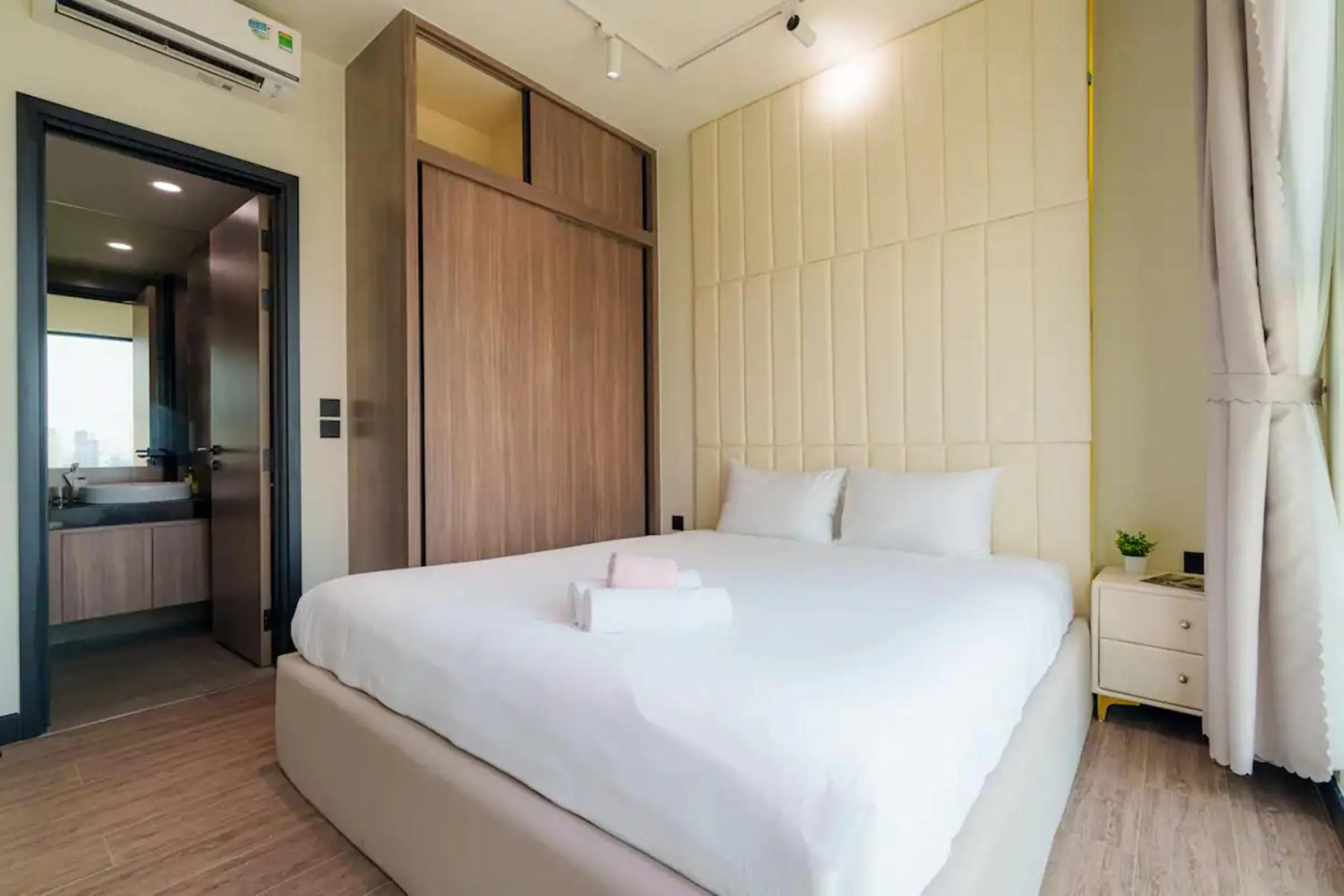 Bed in Imperial De La SoL District 4