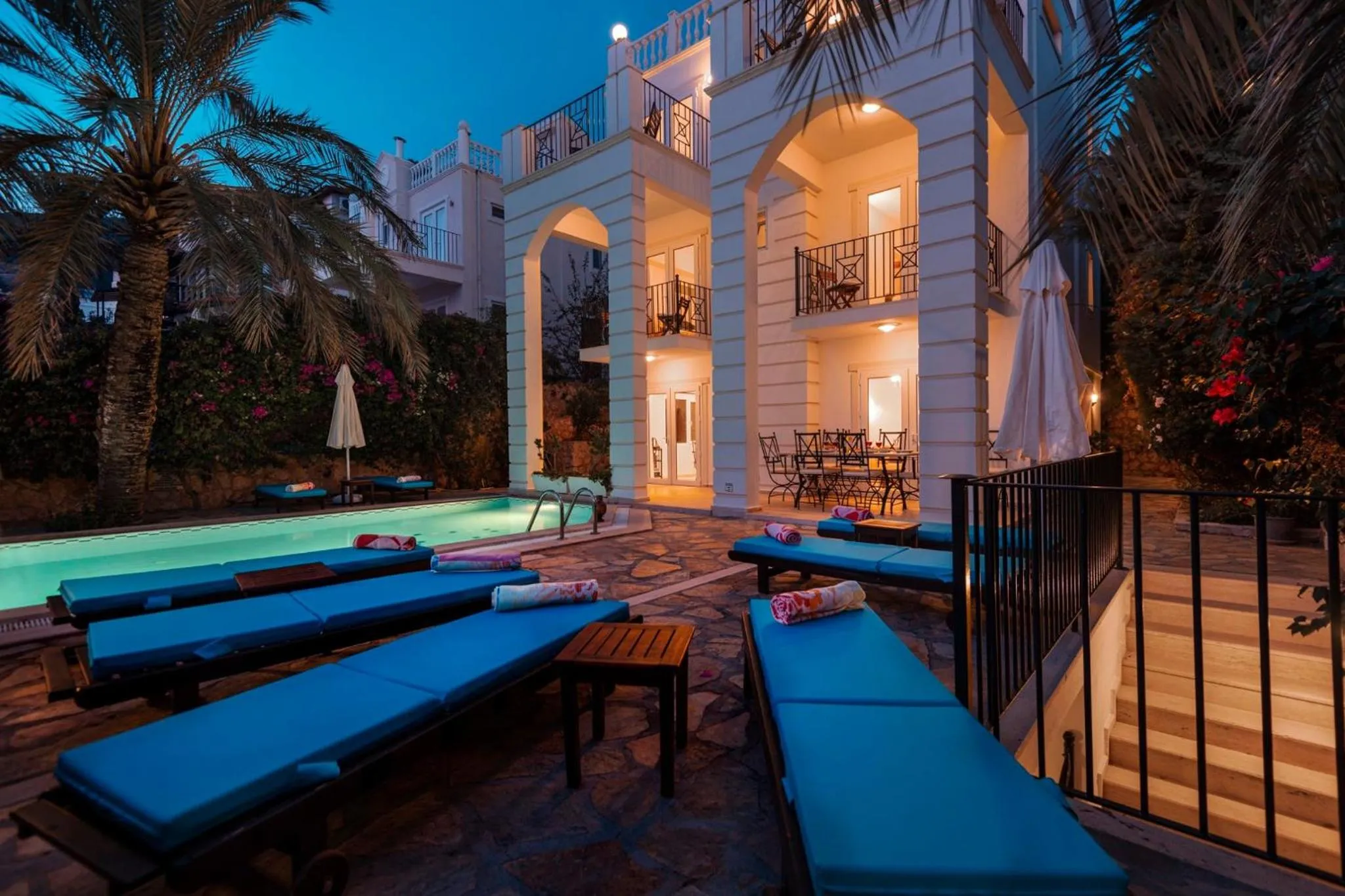 Night in Villa Esinti