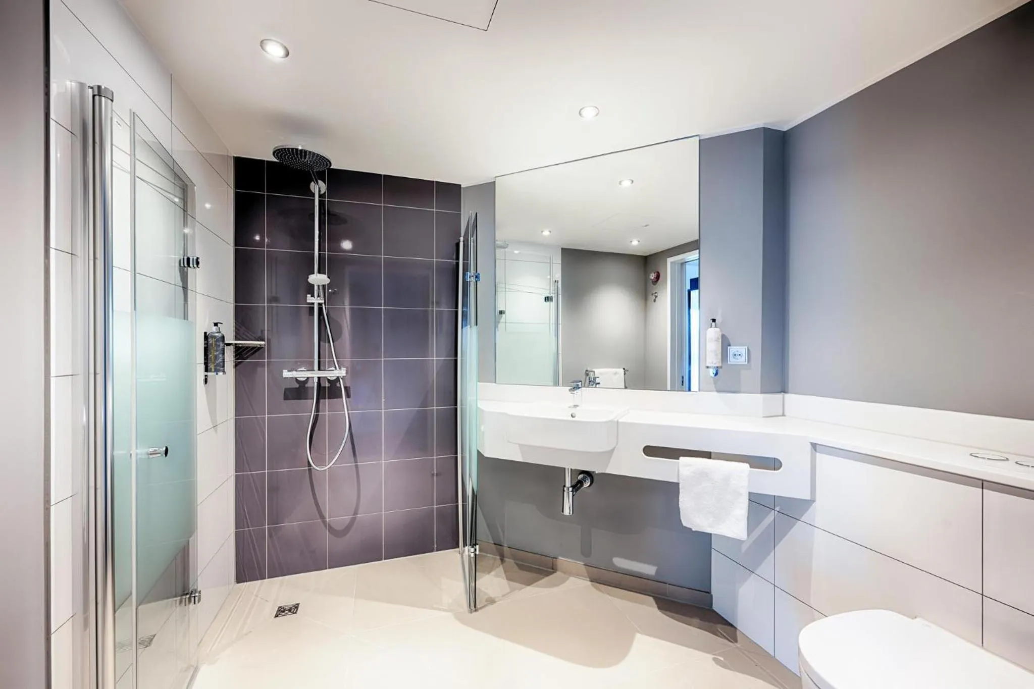 Bathroom in Premier Inn Lübeck City Centre