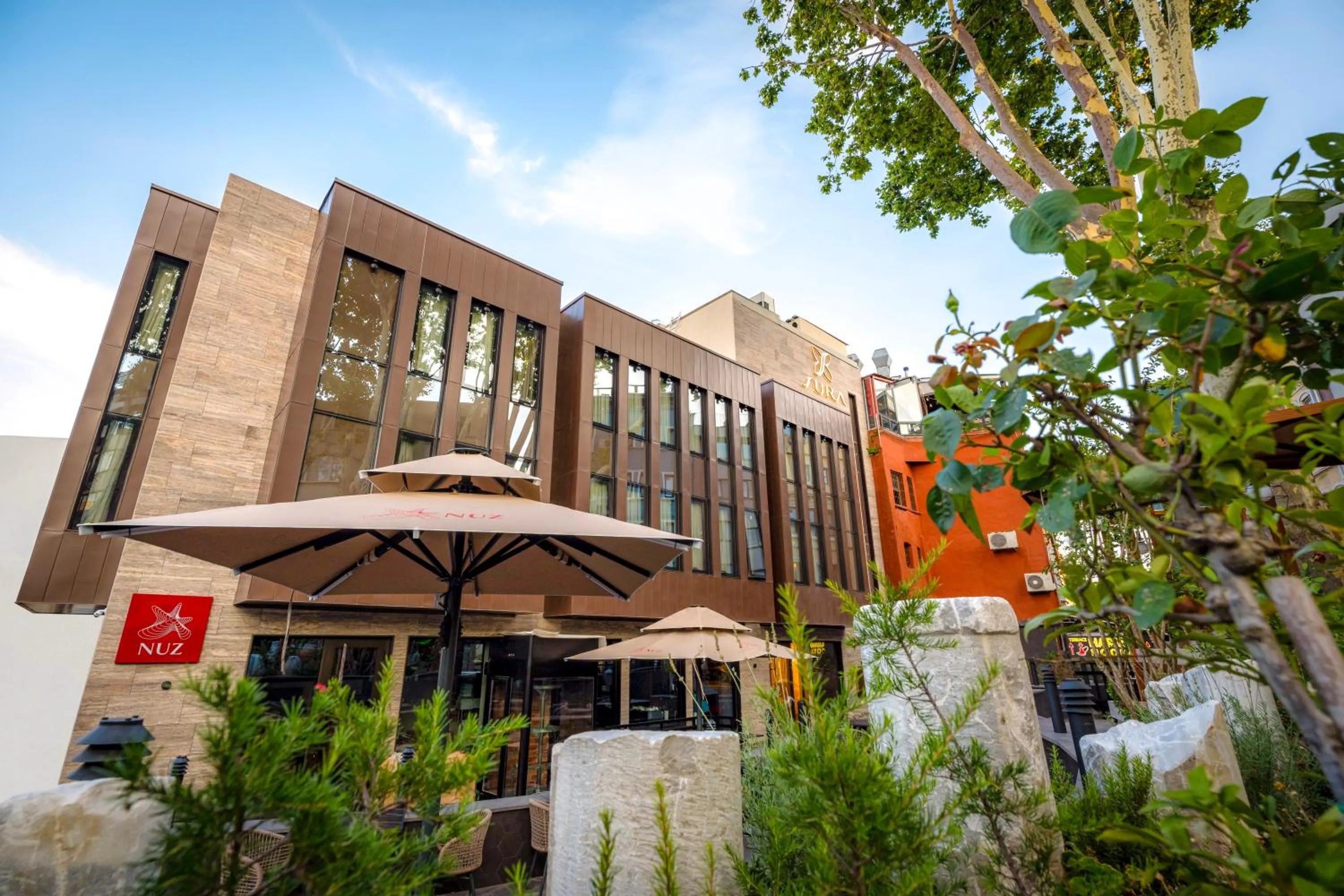 Restaurant/places to eat in Sura Concept Hotel