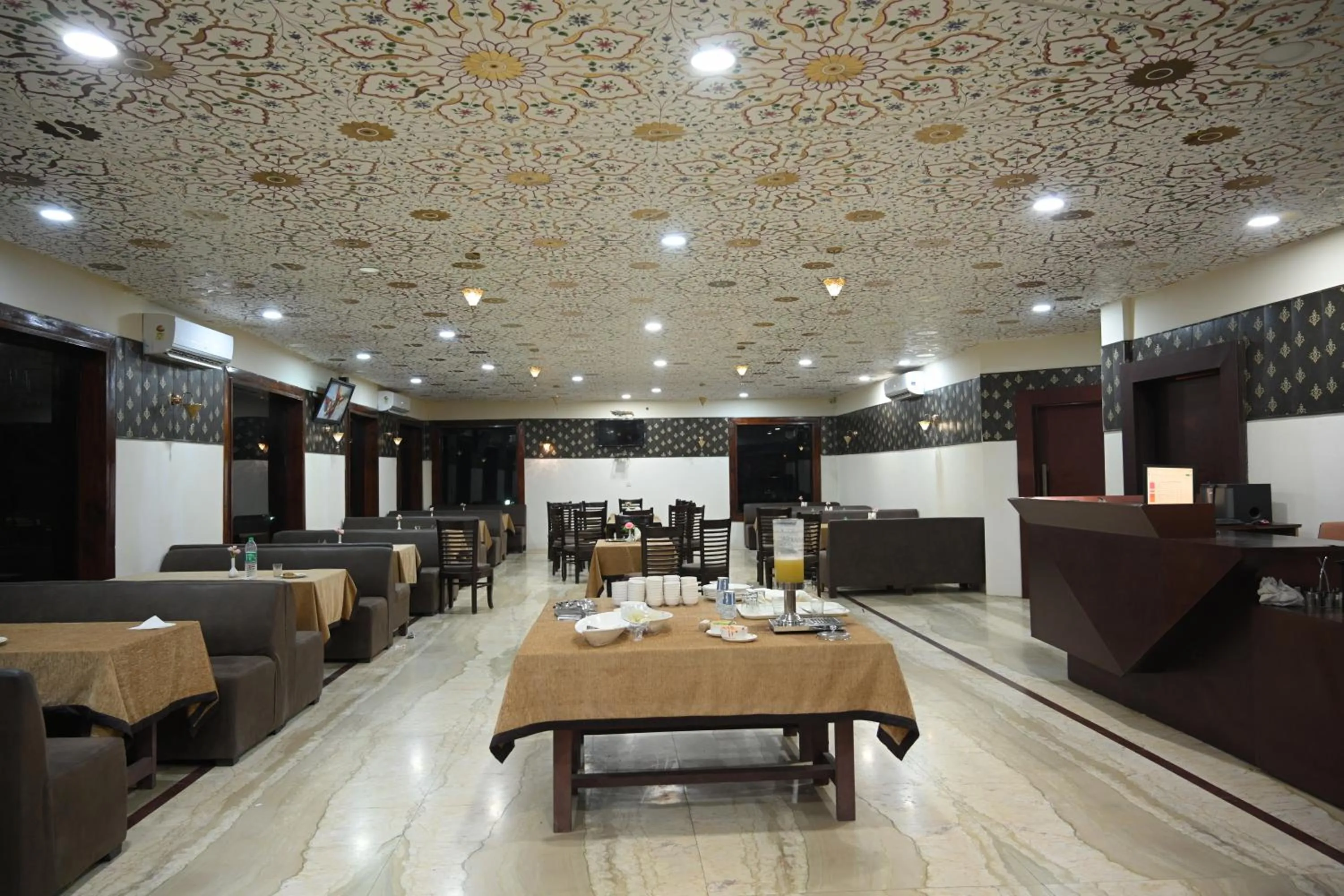 Restaurant/places to eat in Orchha Club and Resort - OCR