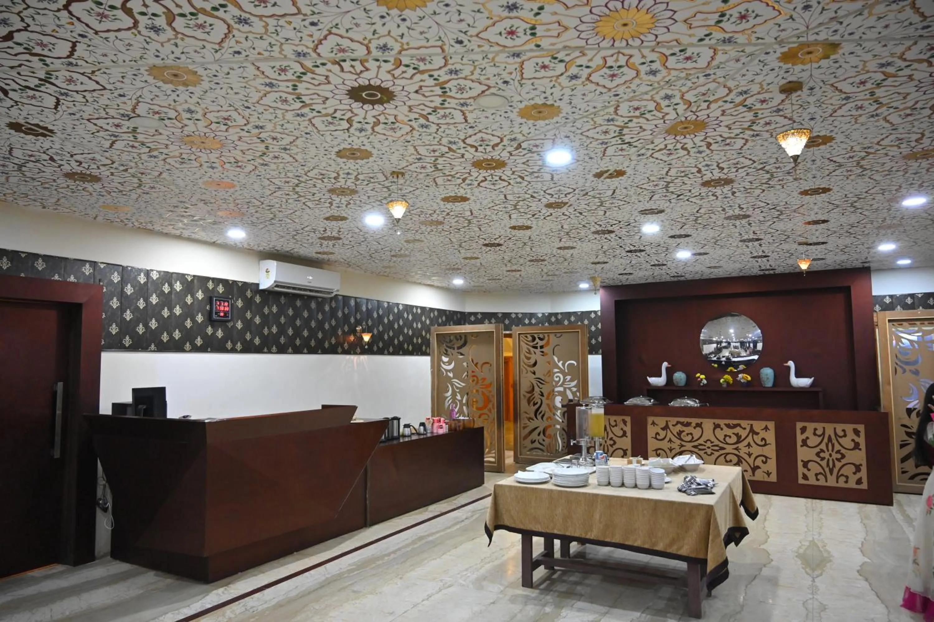 Restaurant/places to eat in Orchha Club and Resort - OCR