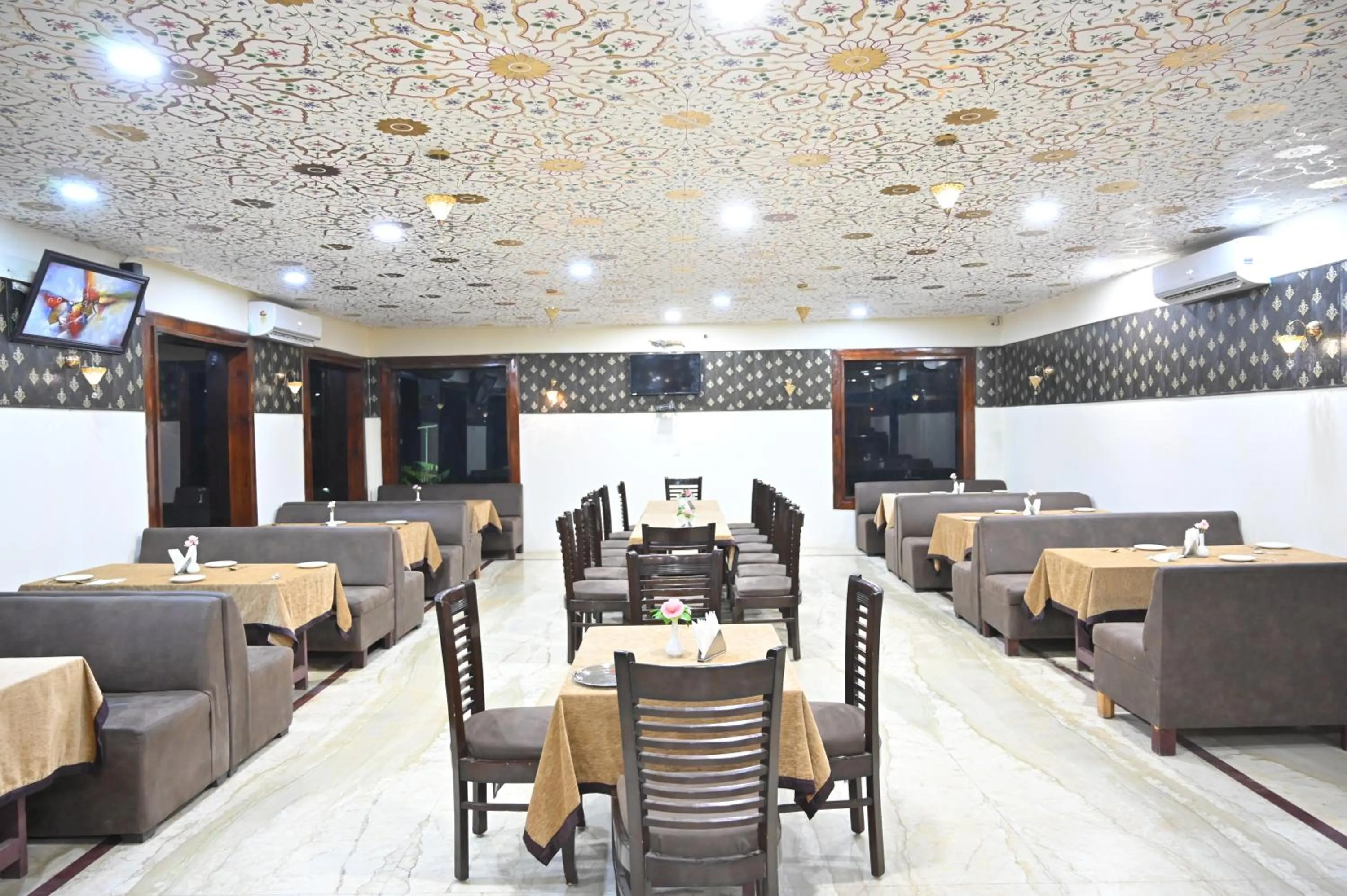 Restaurant/places to eat in Orchha Club and Resort - OCR