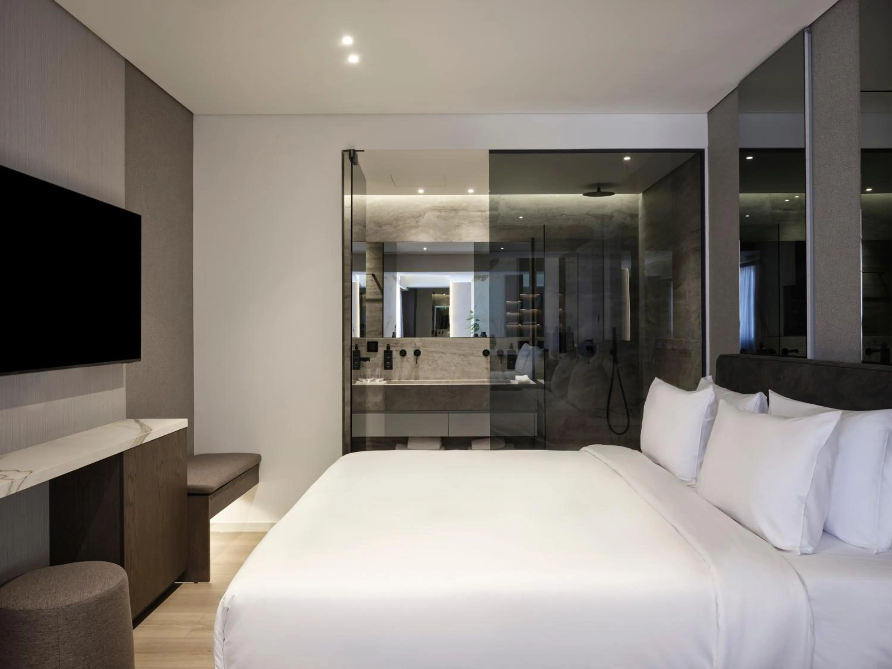 Bathroom, Bed in Nur Edge Aparthotel - Acropolis Skyline