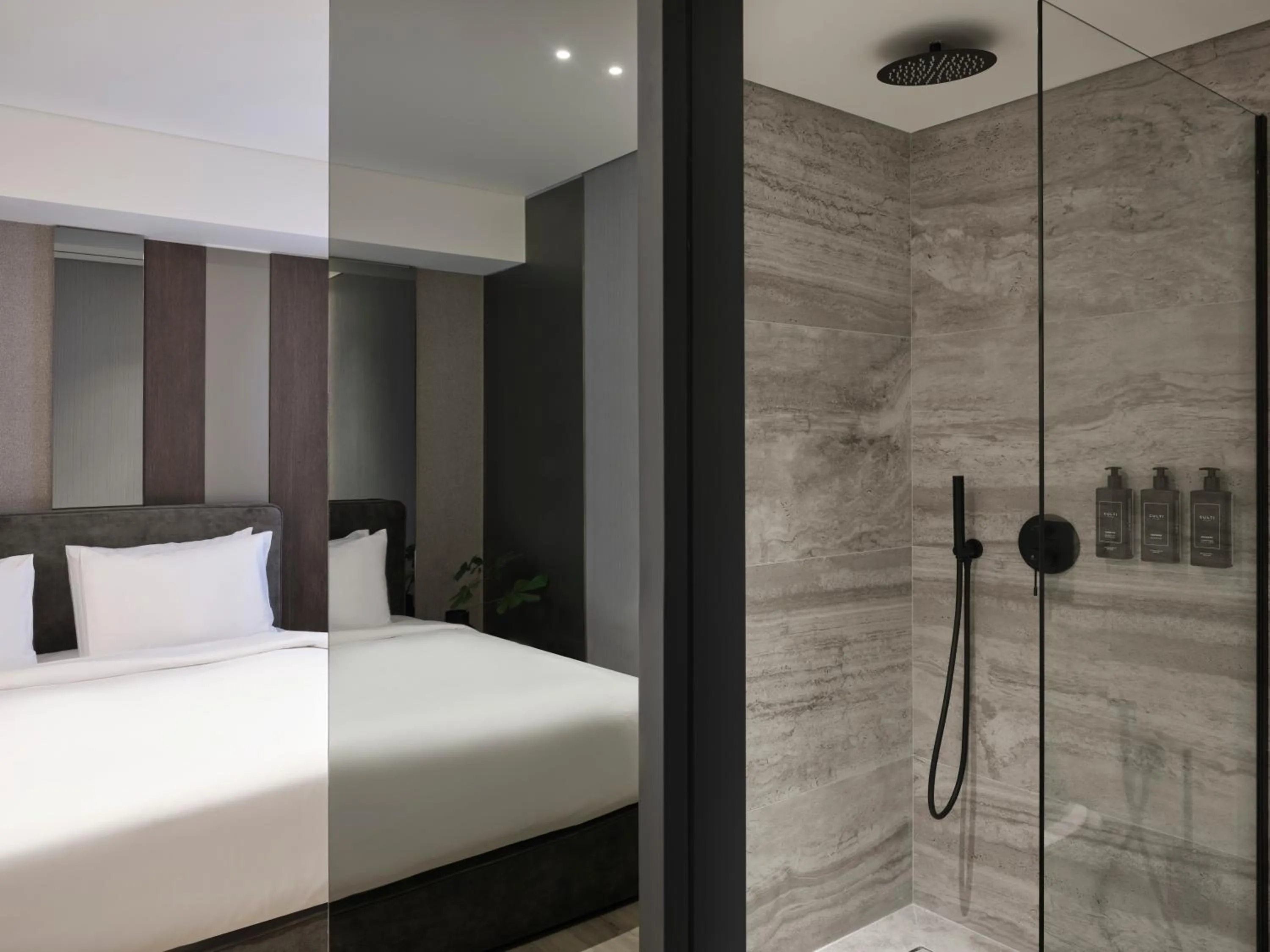 Bathroom, Bed in Nur Edge Aparthotel - Acropolis Skyline