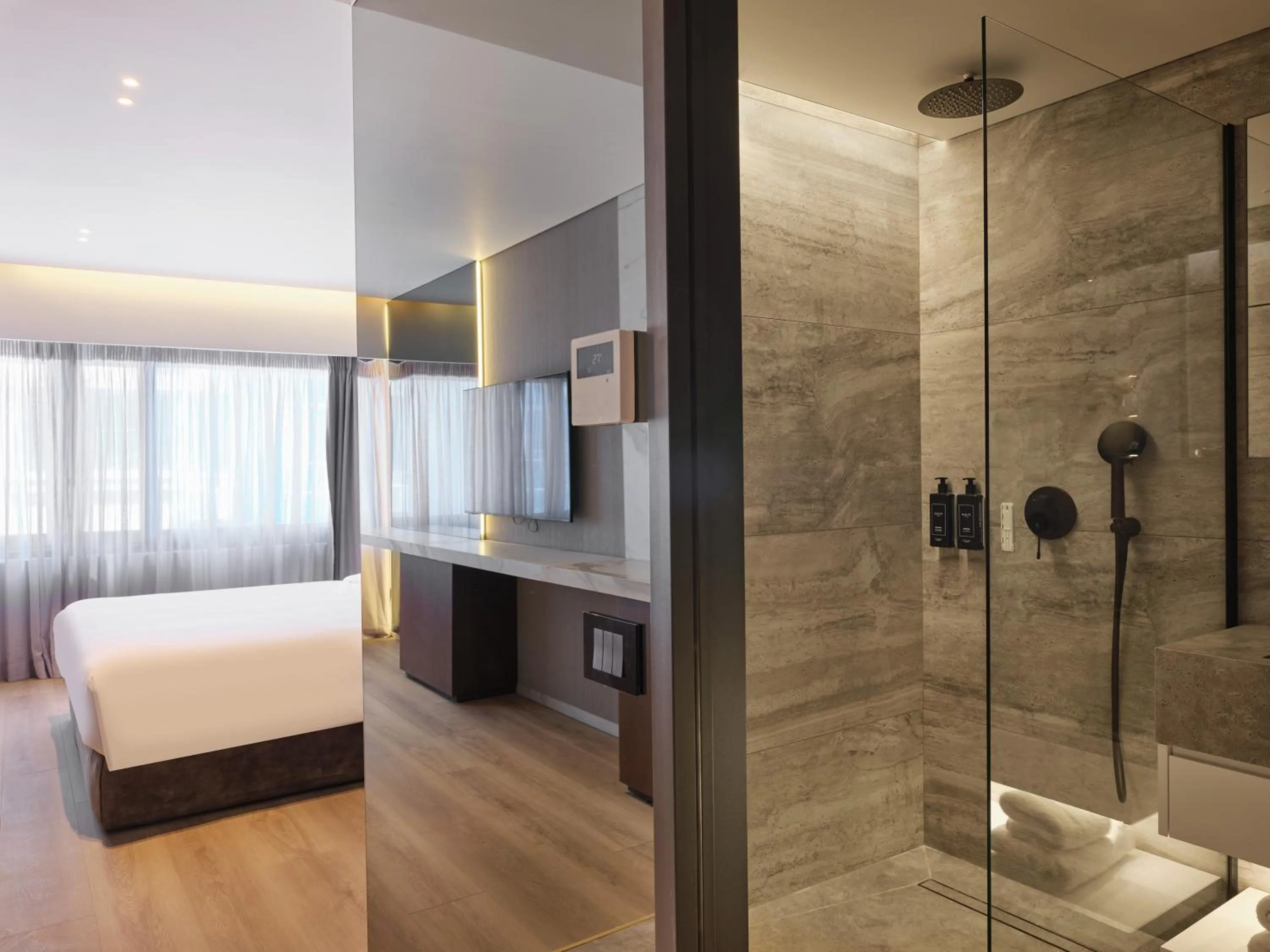 Bathroom, Bed in Nur Edge Aparthotel - Acropolis Skyline