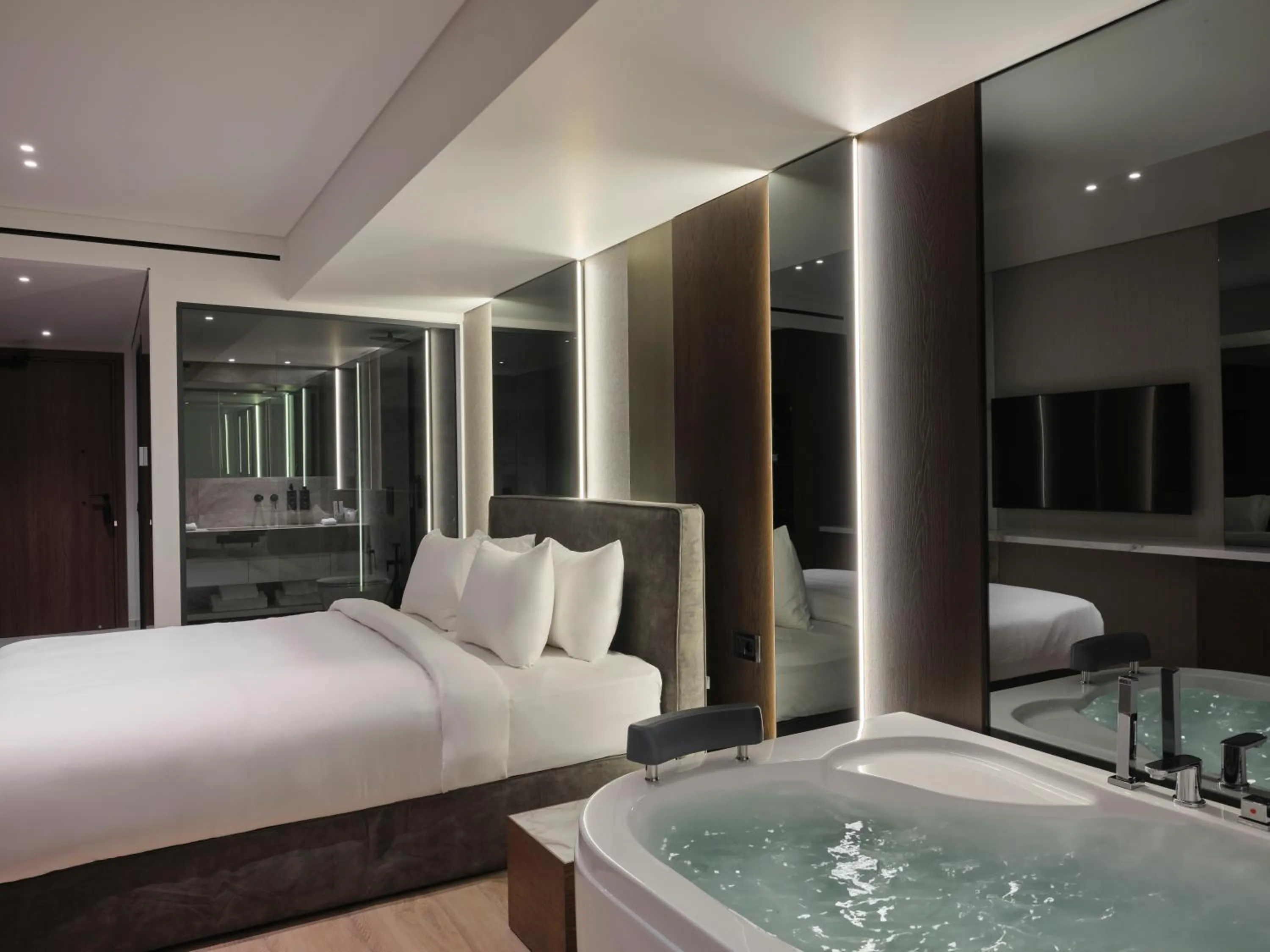 Hot Tub, Bed in Nur Edge Aparthotel - Acropolis Skyline