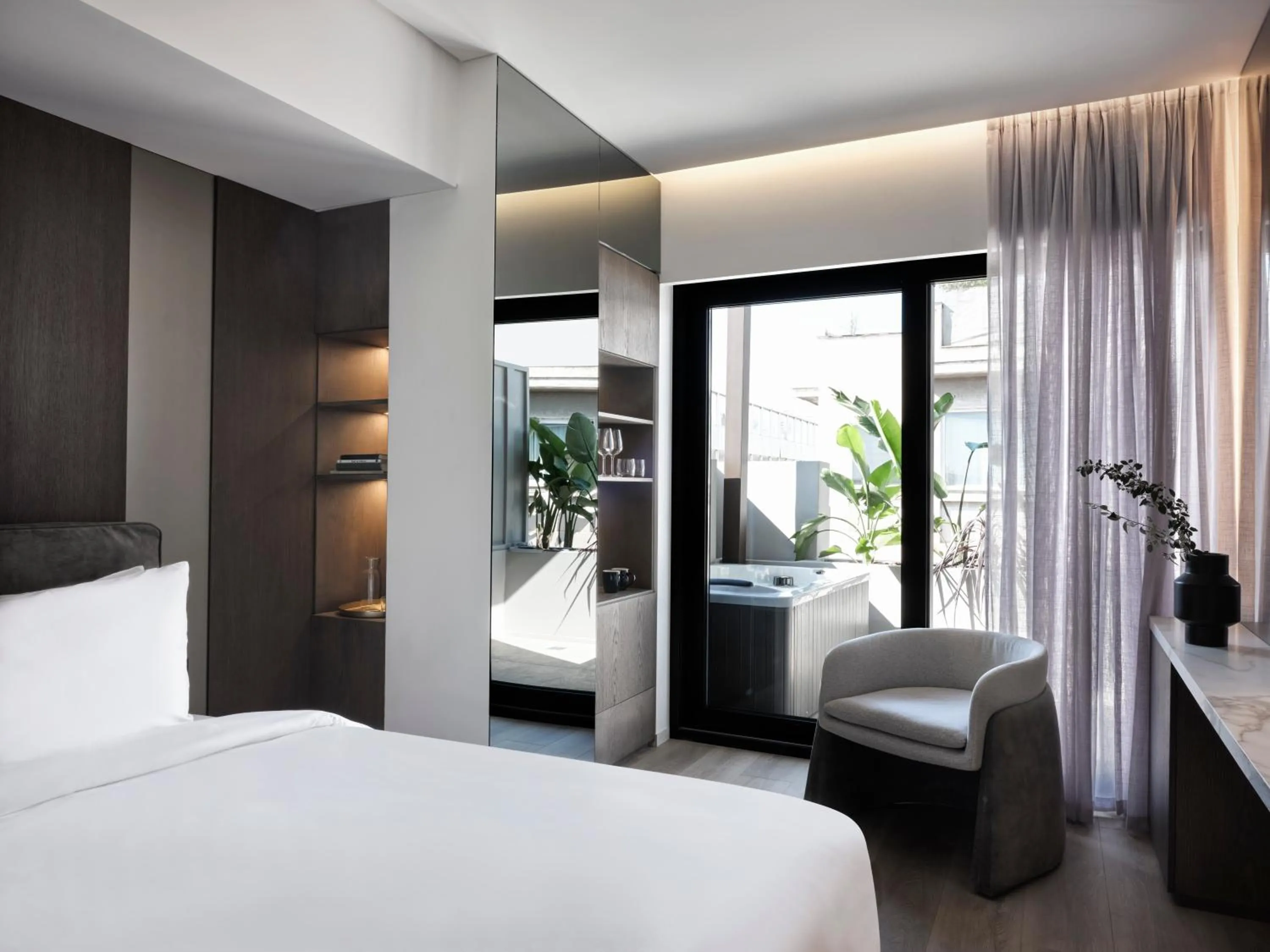 Hot Tub, Bed in Nur Edge Aparthotel - Acropolis Skyline