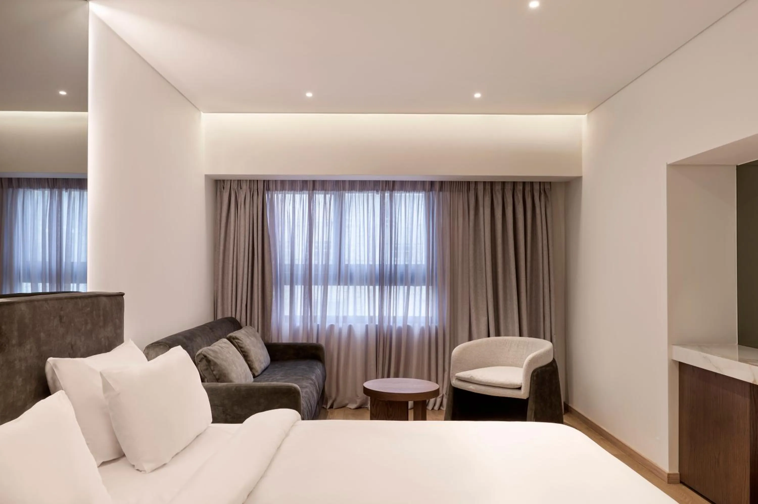 Photo of the whole room, Bed in Nur Edge Aparthotel - Acropolis Skyline