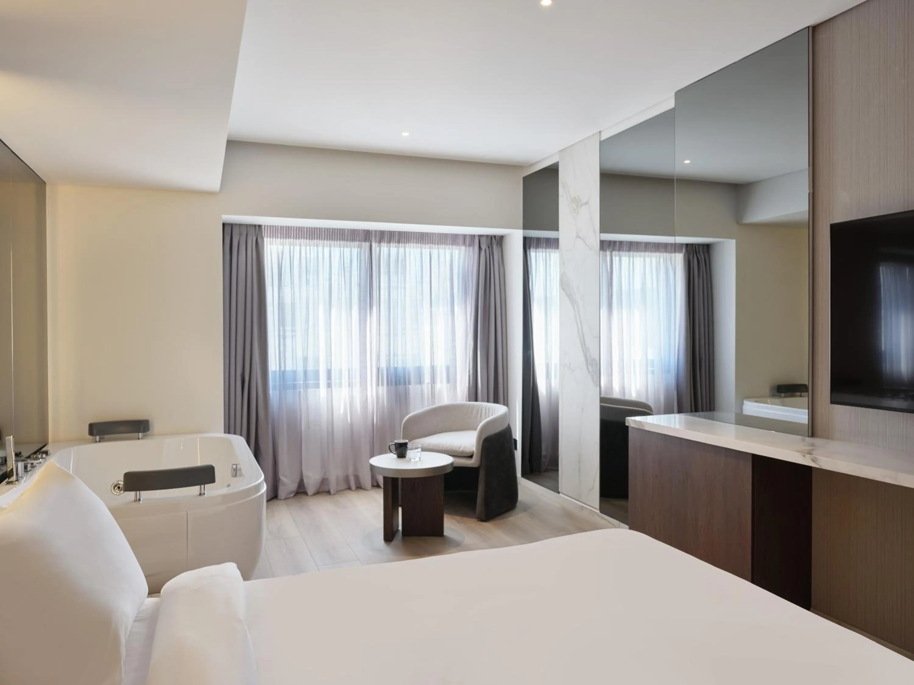 Hot Tub, Bed in Nur Edge Aparthotel - Acropolis Skyline