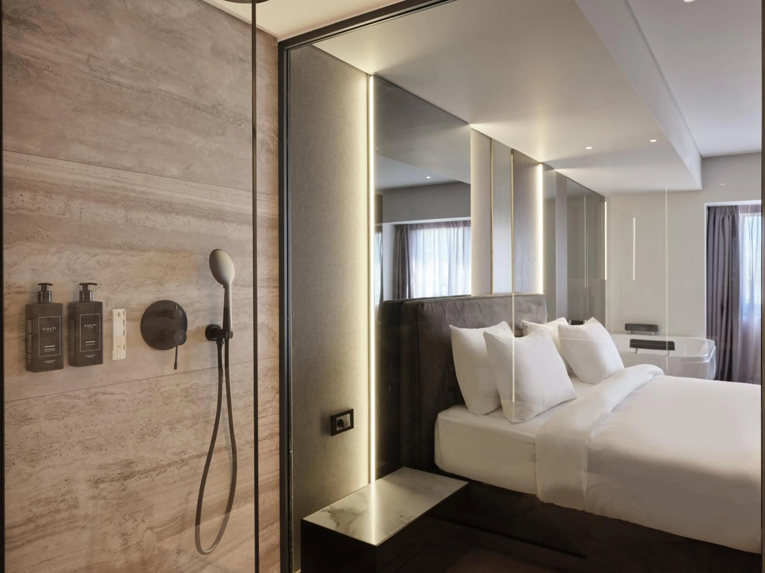 Bathroom, Bed in Nur Edge Aparthotel - Acropolis Skyline
