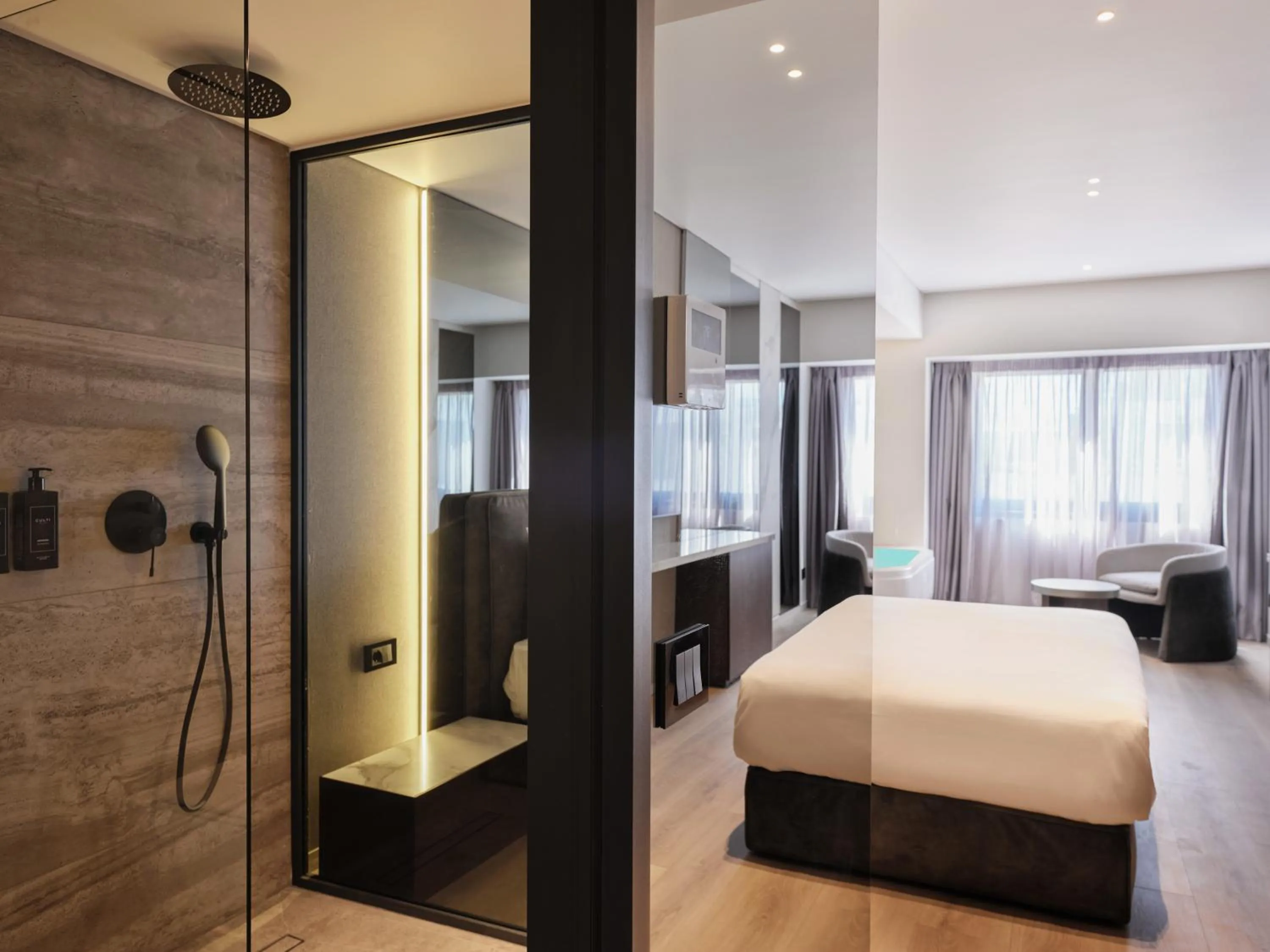 Bedroom, Bed in Nur Edge Aparthotel - Acropolis Skyline