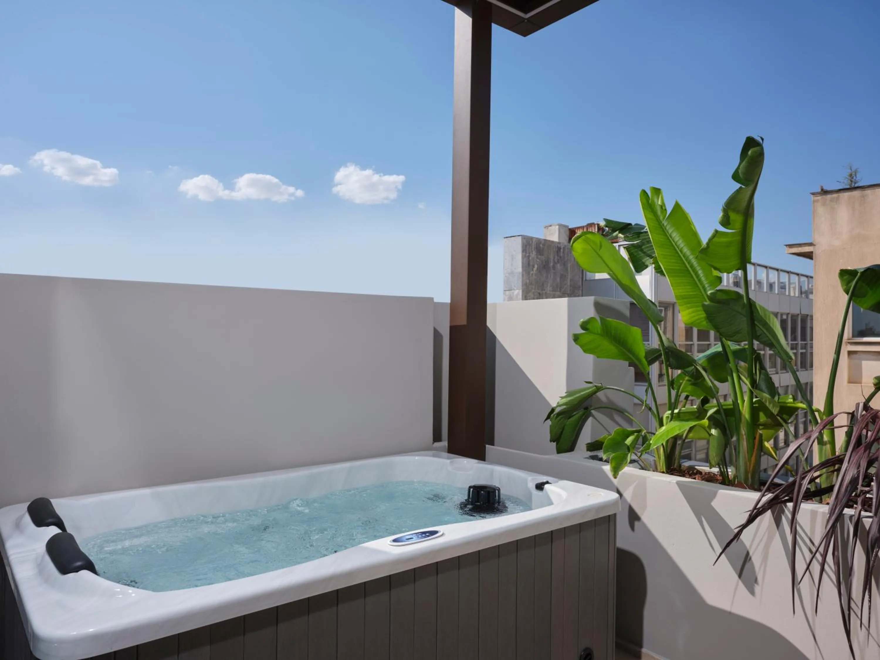 Hot Tub in Nur Edge Aparthotel - Acropolis Skyline