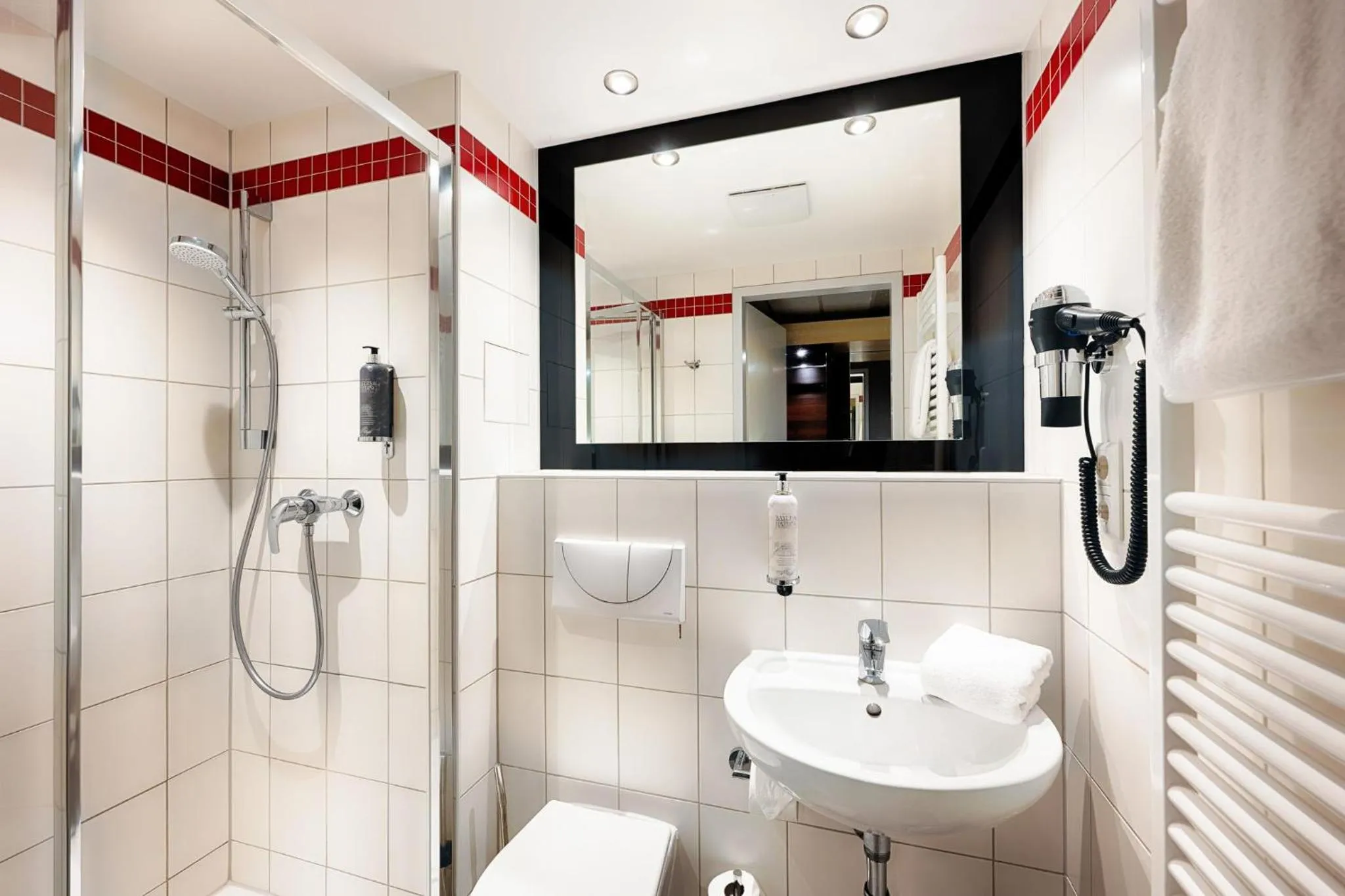 Bathroom in Premier Inn Koeln City Centre