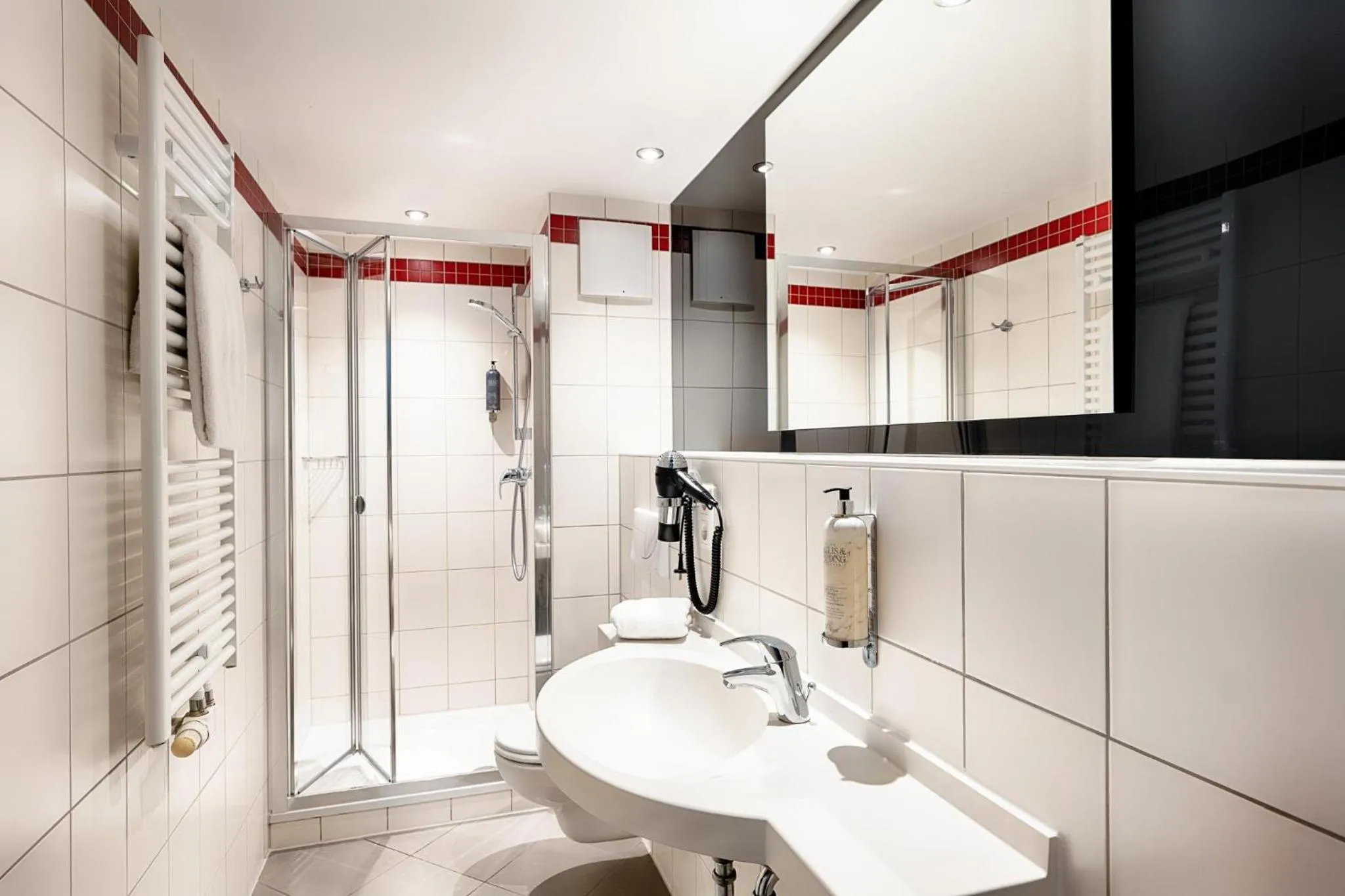 Bathroom in Premier Inn Koeln City Centre