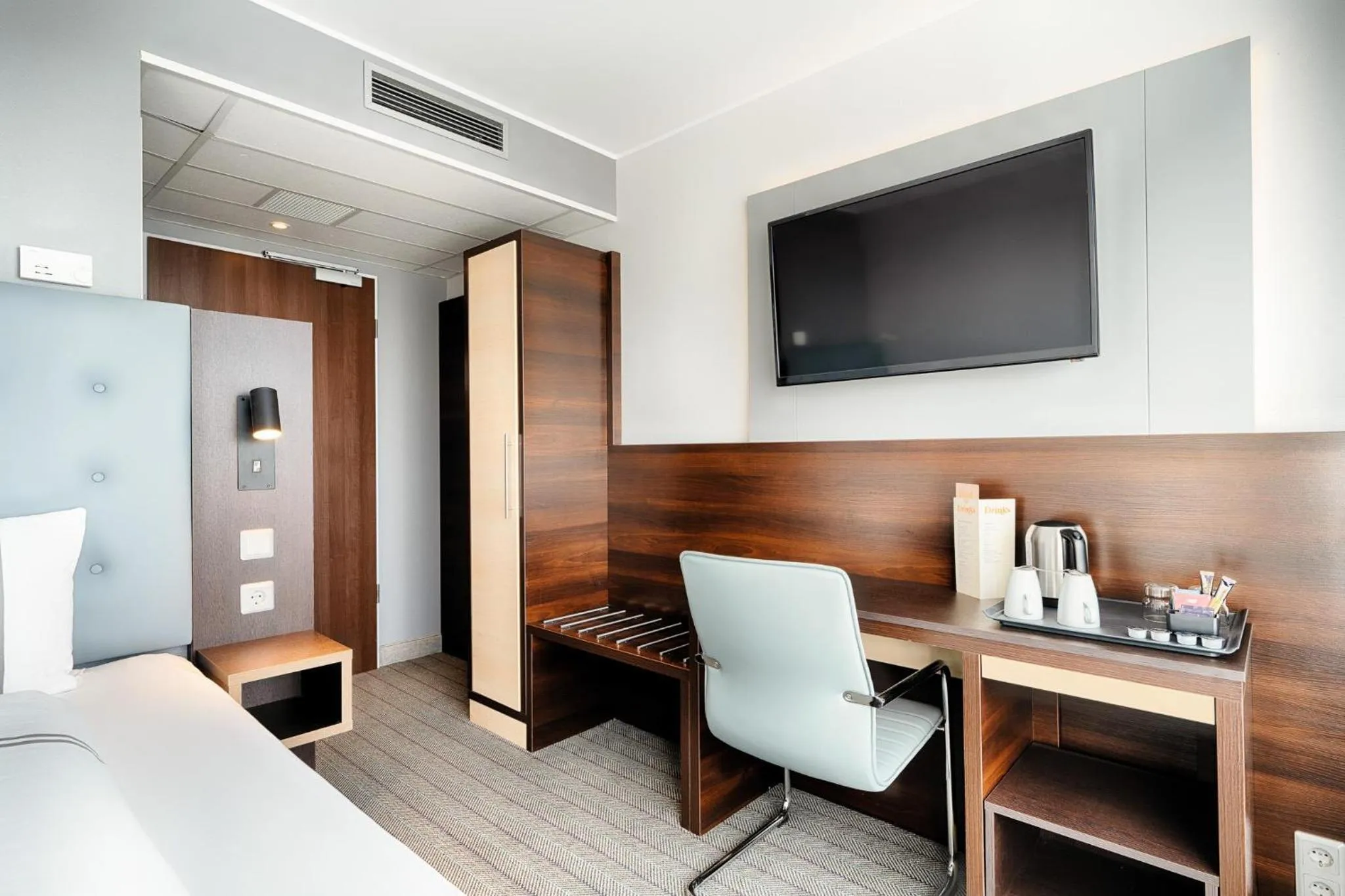 Bedroom, Bed in Premier Inn Koeln City Centre