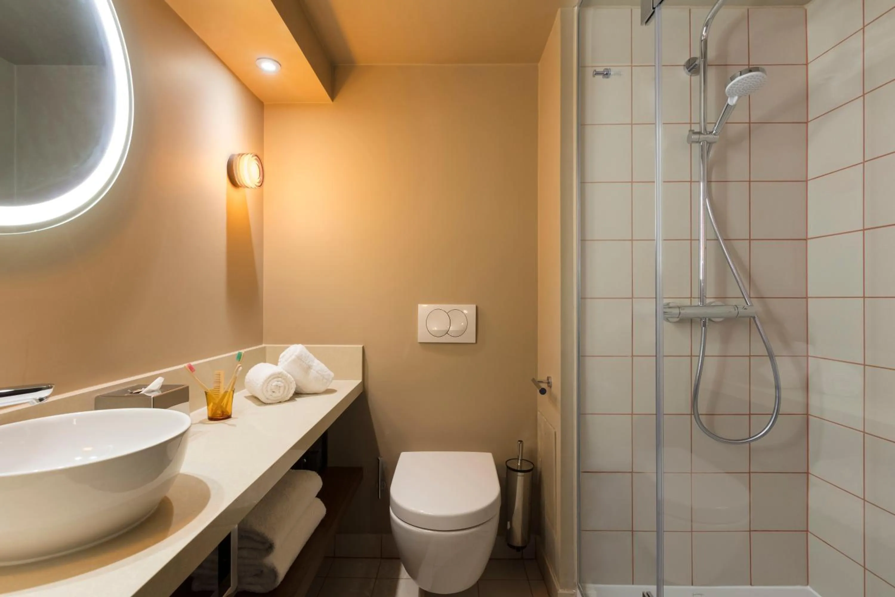 Shower in lyf Gambetta Paris