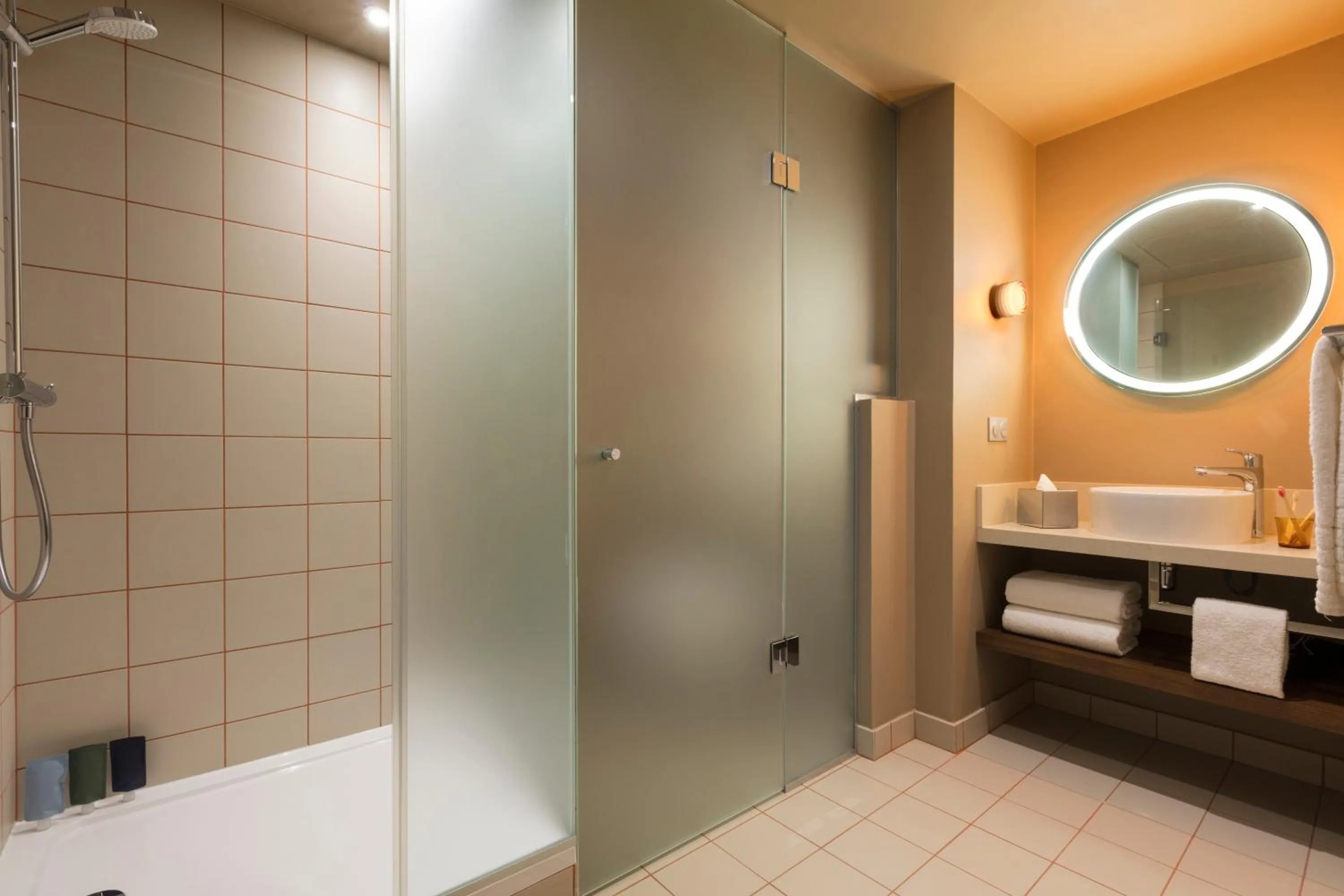 Bathroom in lyf Gambetta Paris