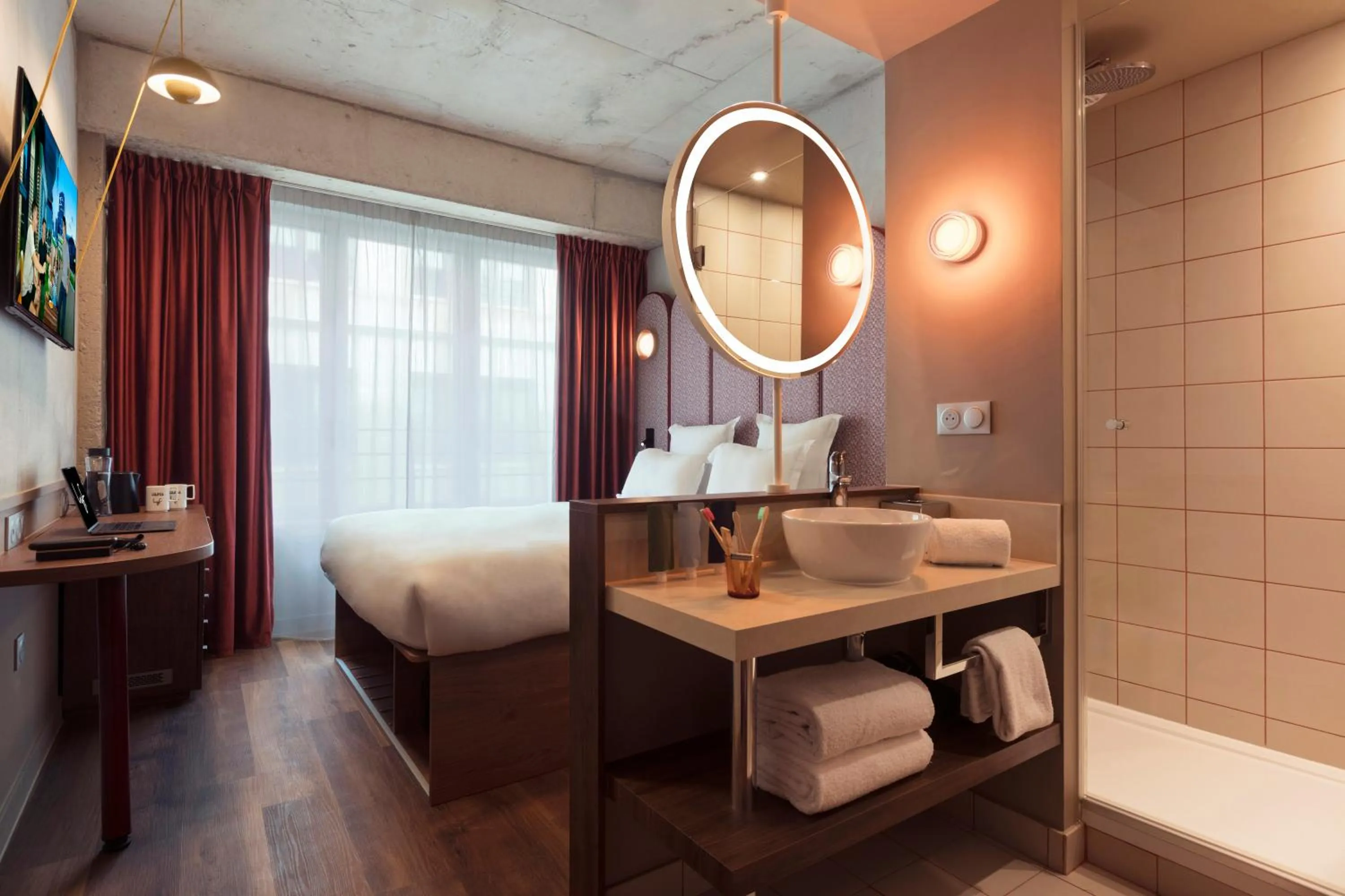 Bathroom, Bed in lyf Gambetta Paris