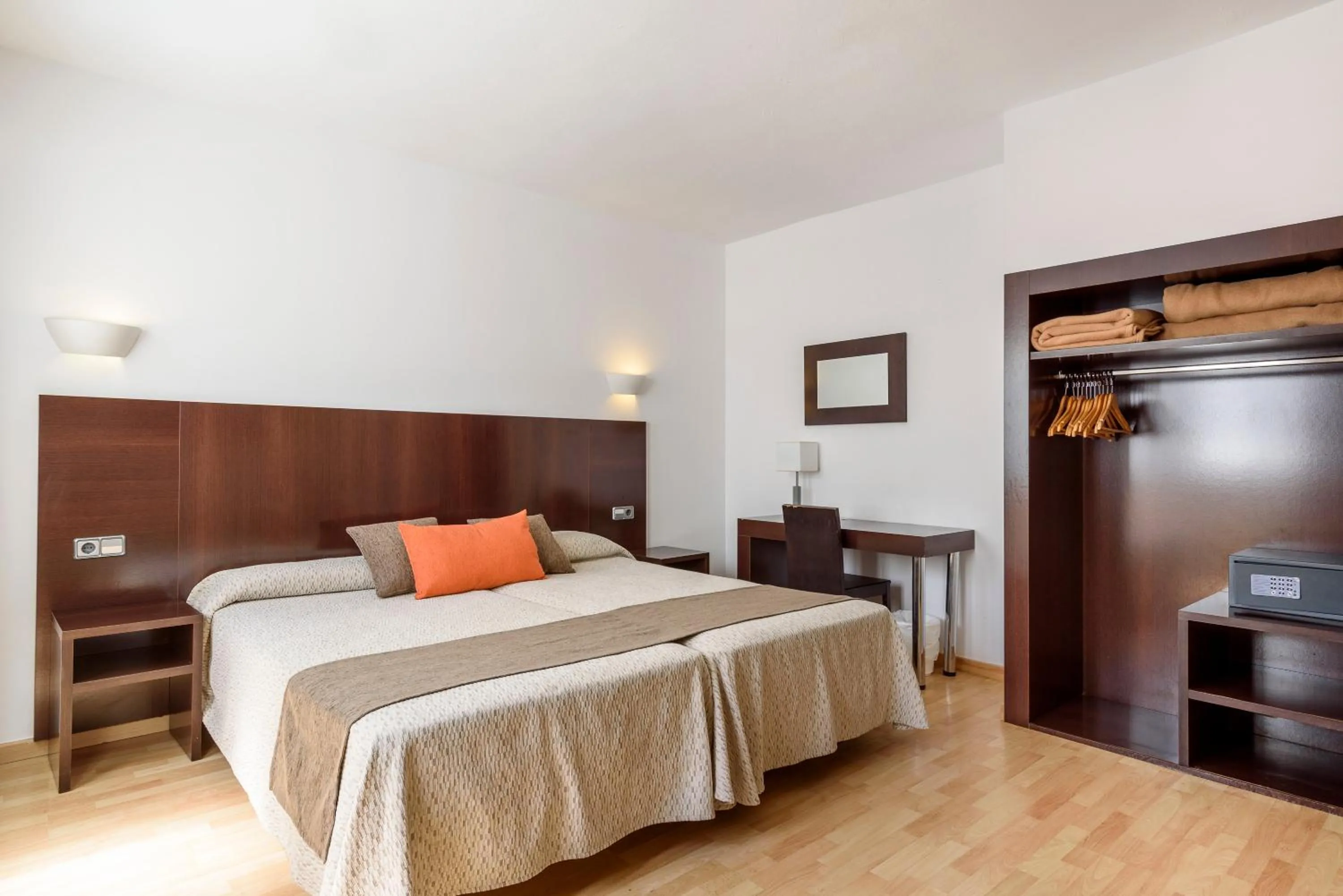 Photo of the whole room, Bed in Hotel Florencio Ibiza