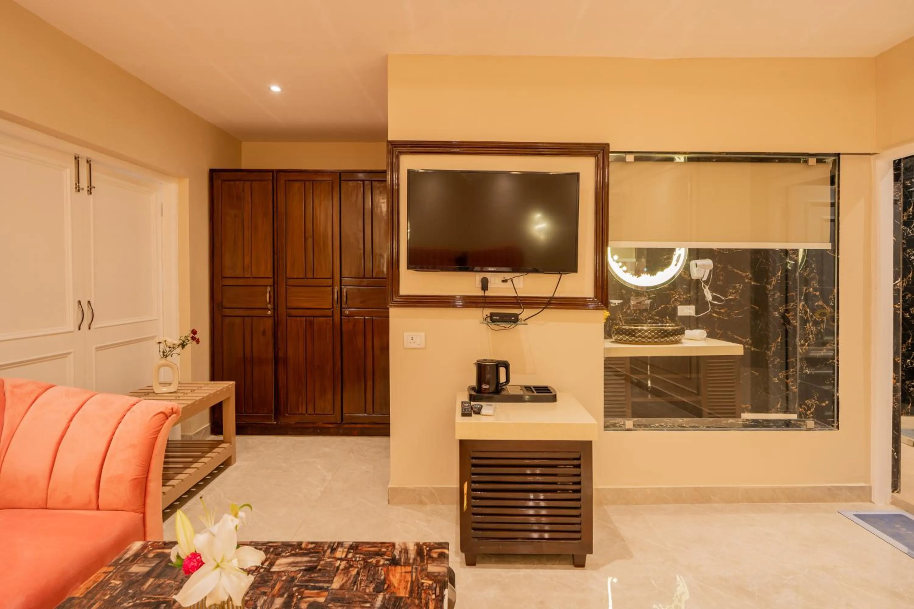 Communal lounge/ TV room in Emperor Ozran by Alaya Stays