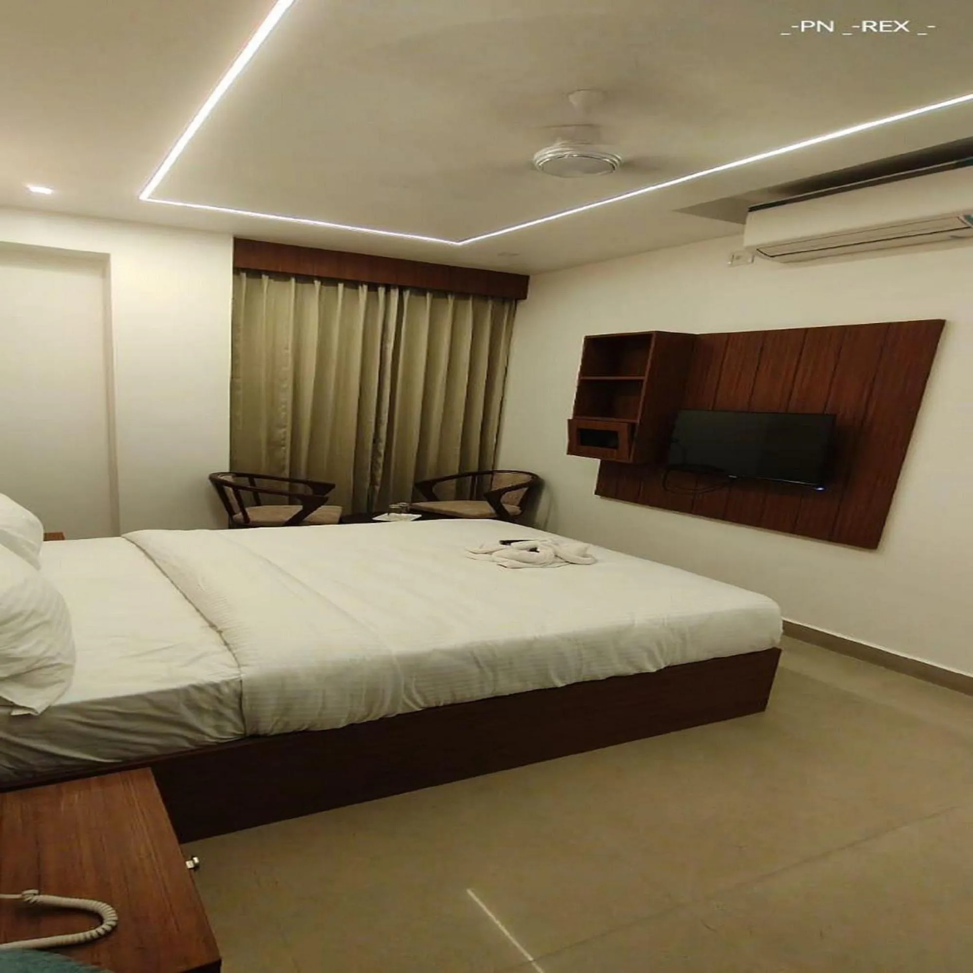 Bed in Hotel Royal Luxe - US consulate, Apollo hospital, Sankara natralya