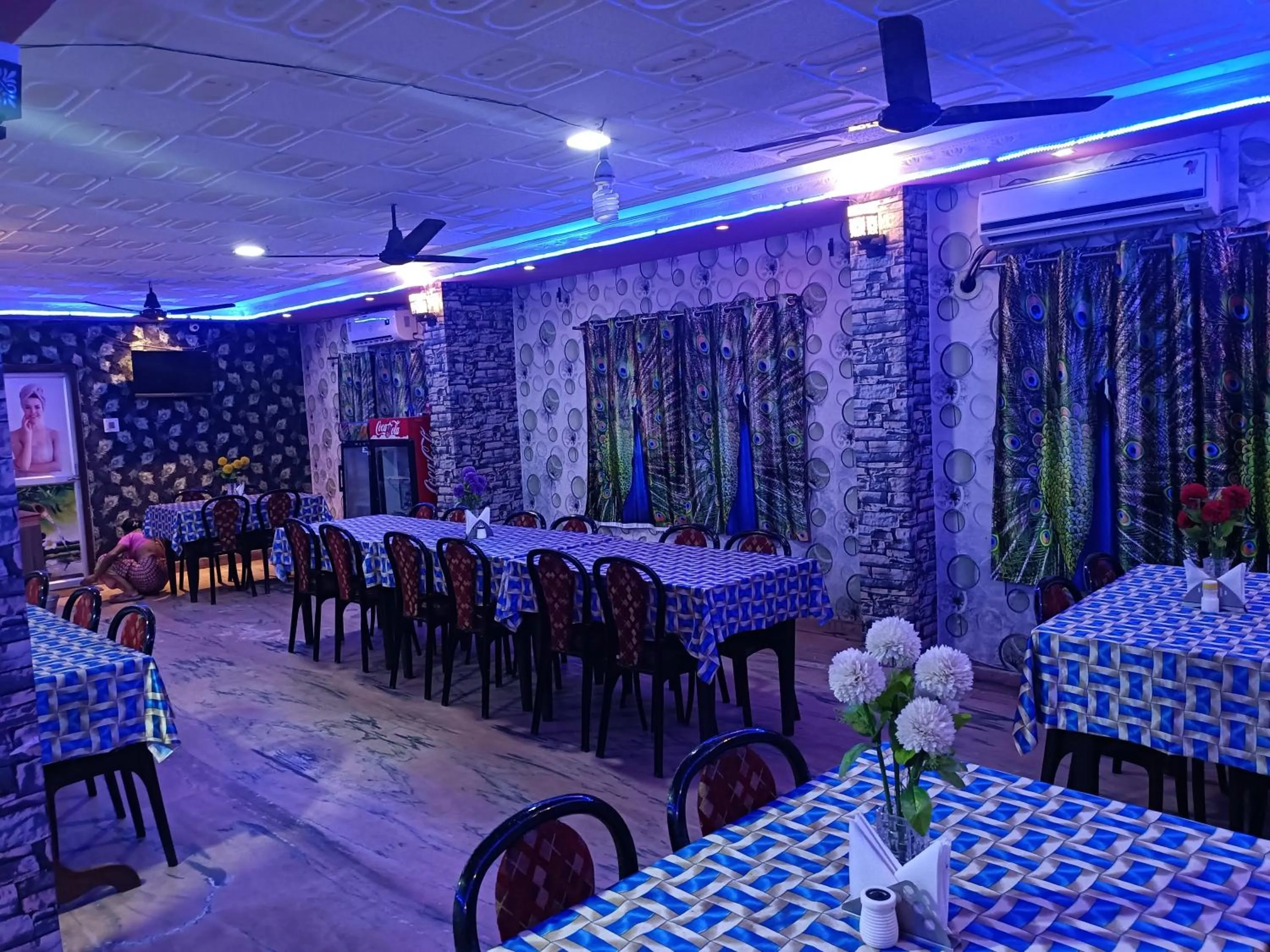 Restaurant/places to eat in HOTEL SUDAKSHINA by ROH