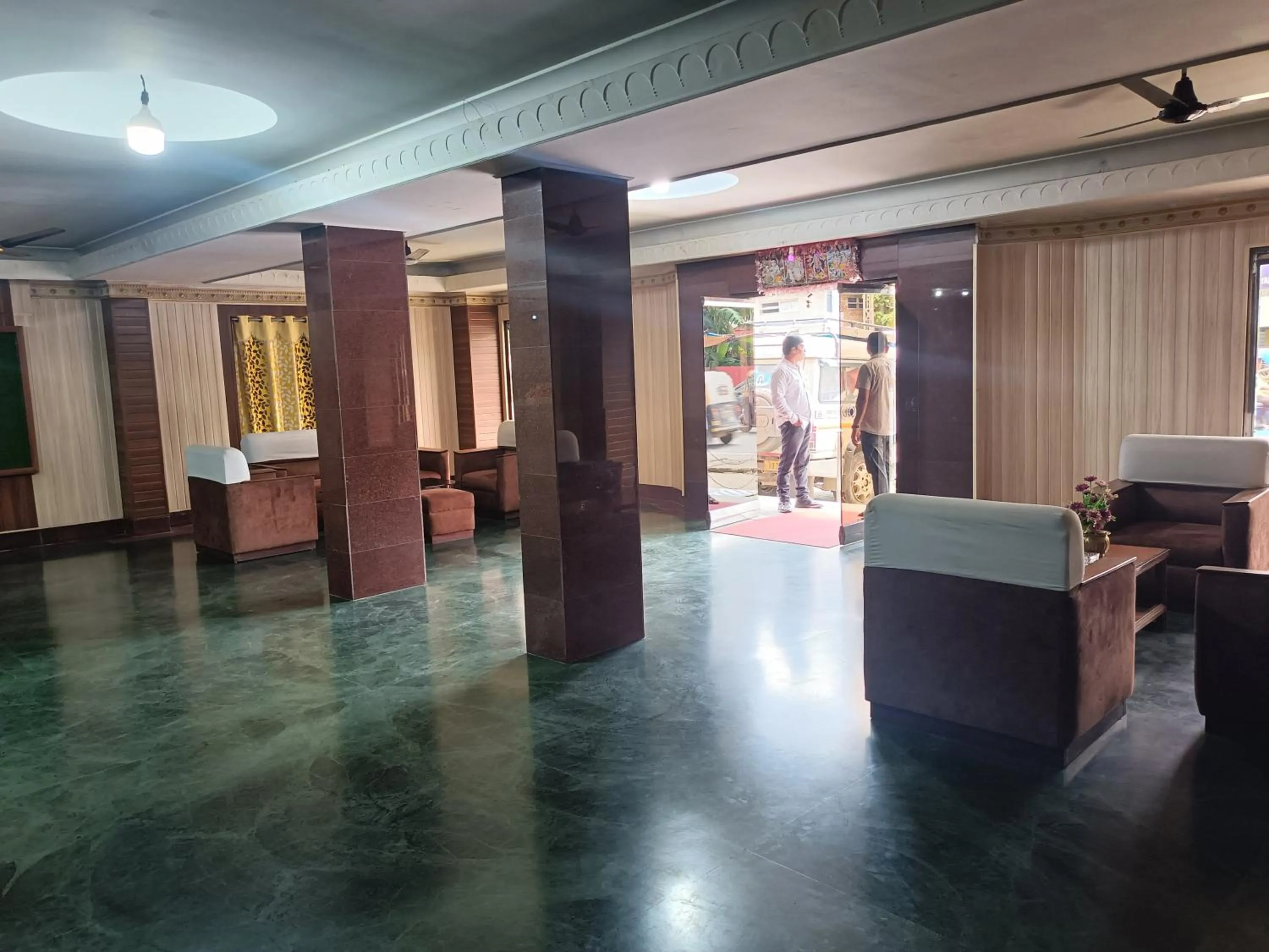 Lobby or reception in HOTEL SUDAKSHINA by ROH