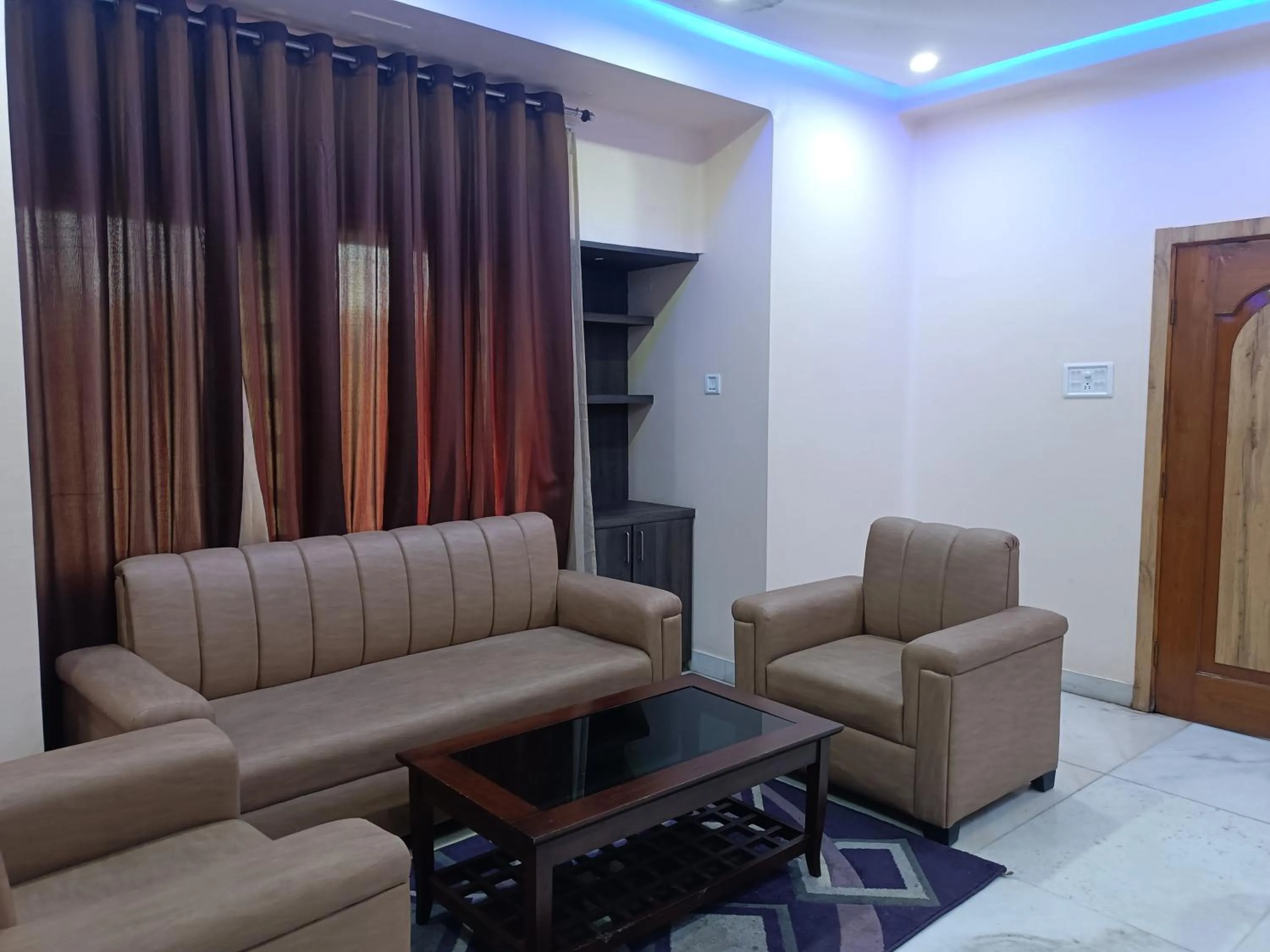 Living room in HOTEL SUDAKSHINA by ROH