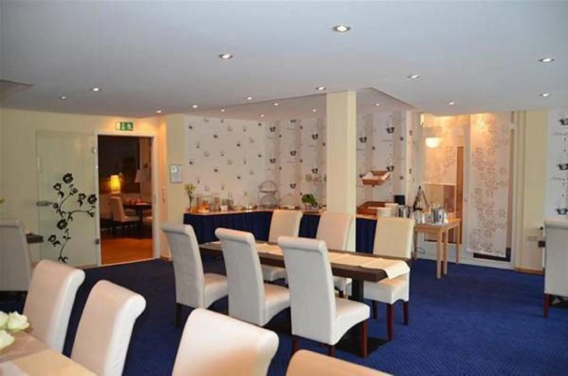 Restaurant/places to eat in Park Hotel