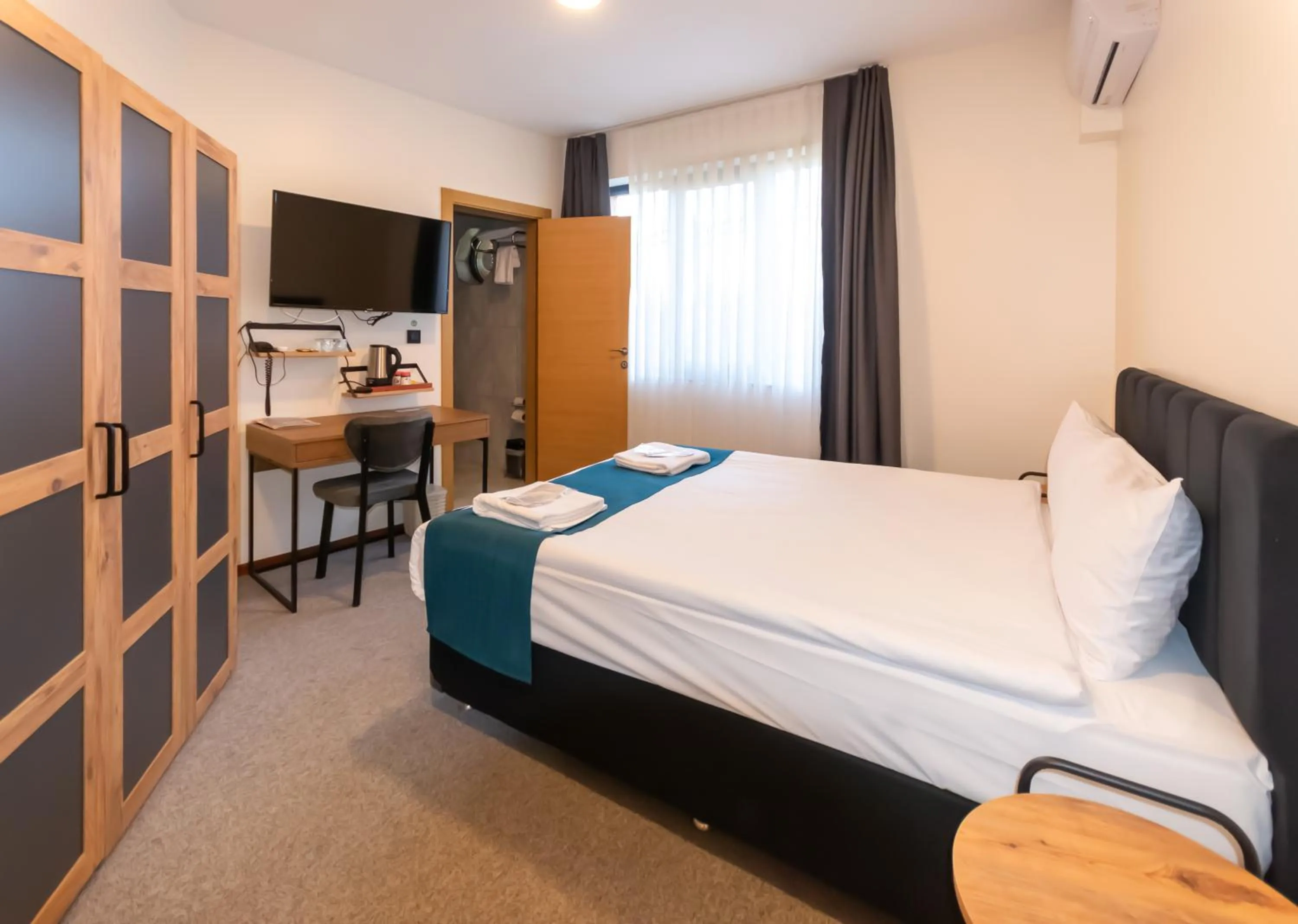 Photo of the whole room, Bed in New Garden Airport Hotel