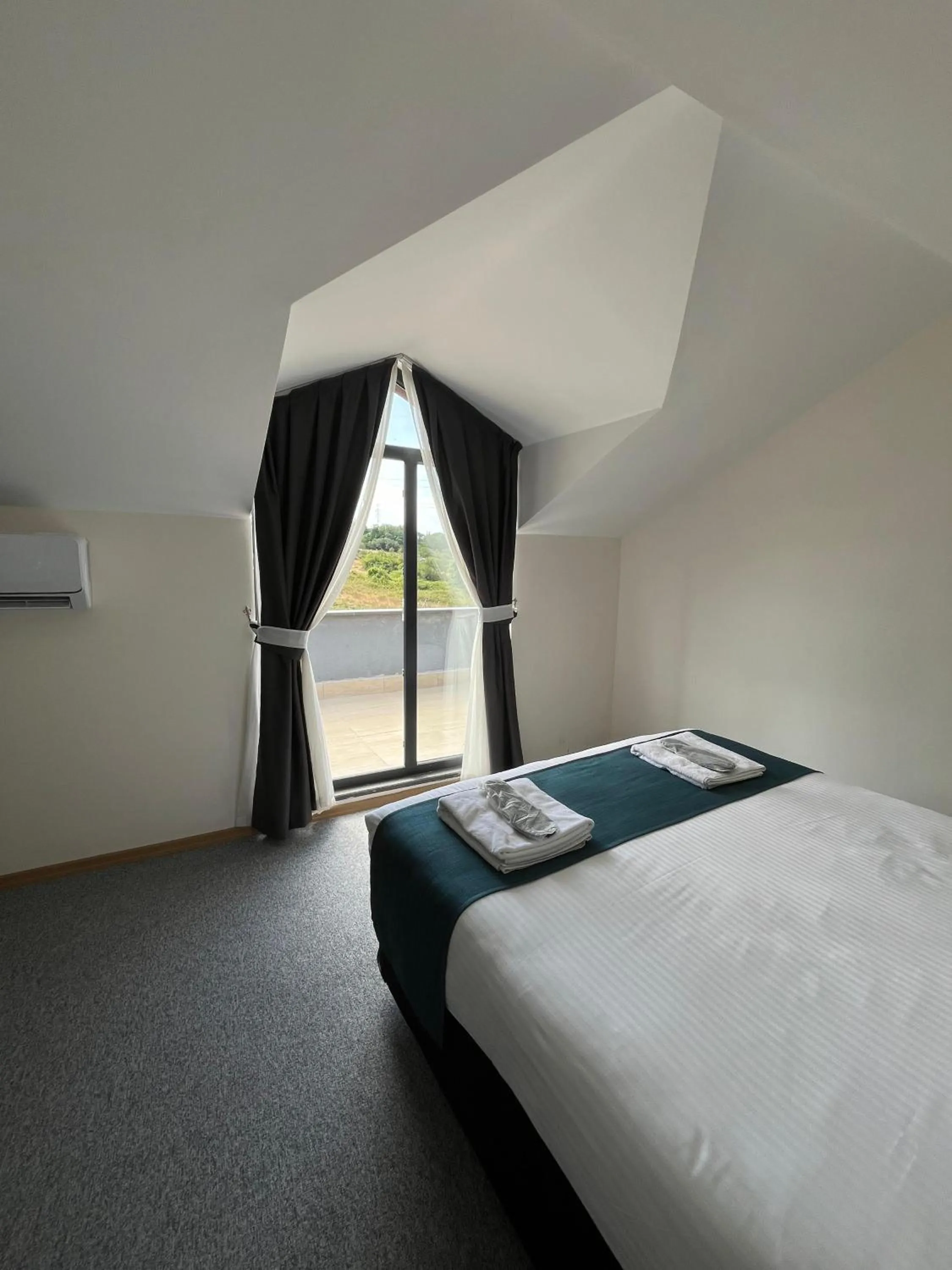 Photo of the whole room, Bed in New Garden Airport Hotel