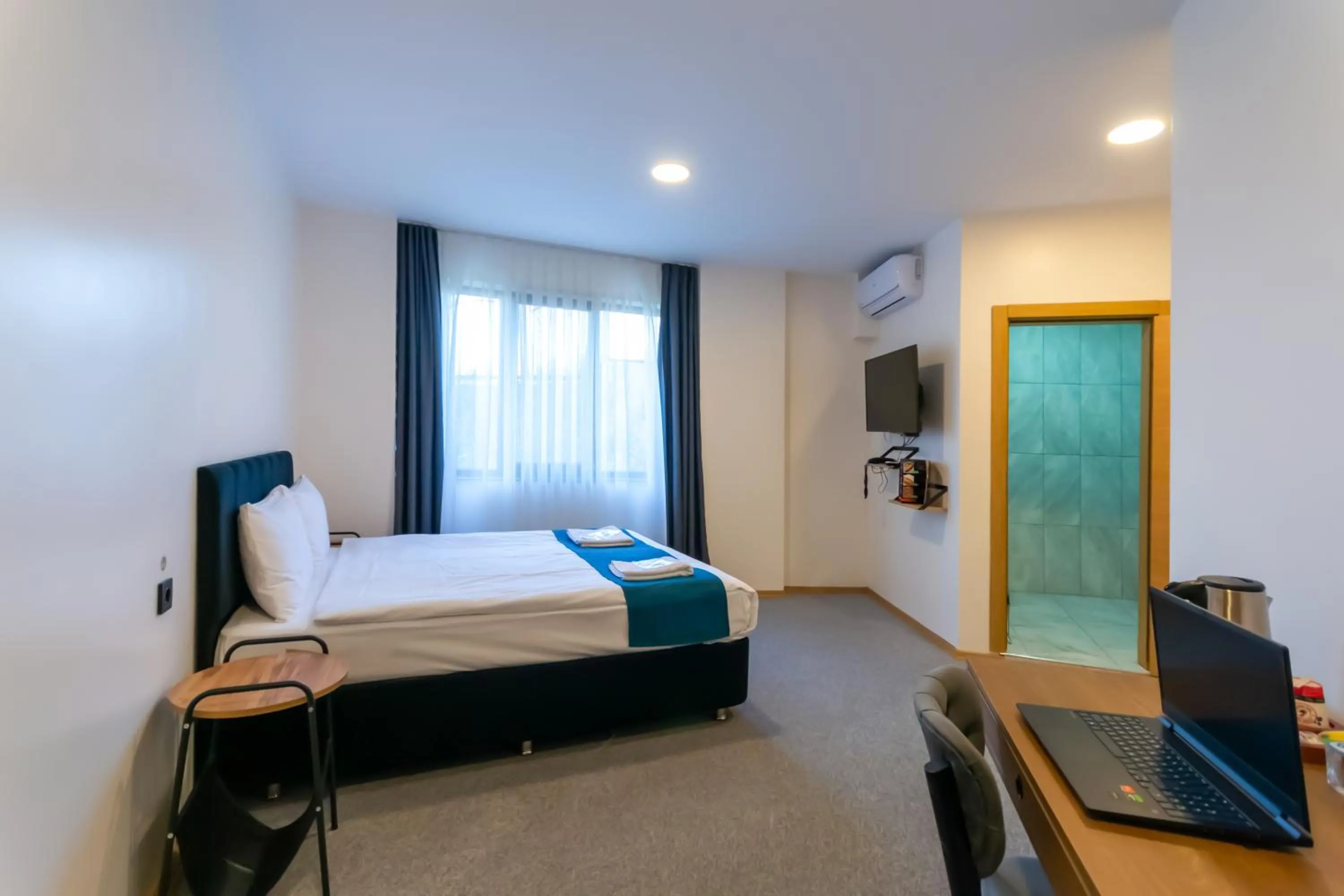 Photo of the whole room, Bed in New Garden Airport Hotel