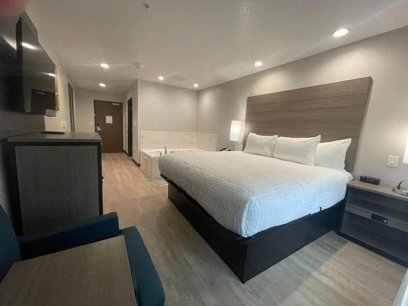 Hot Tub, Bed in Clarion Pointe