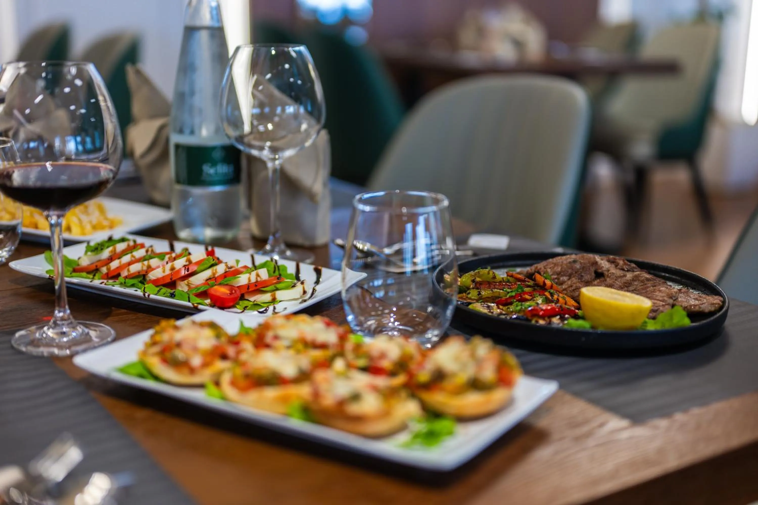 Restaurant/places to eat in Holiday Hotel