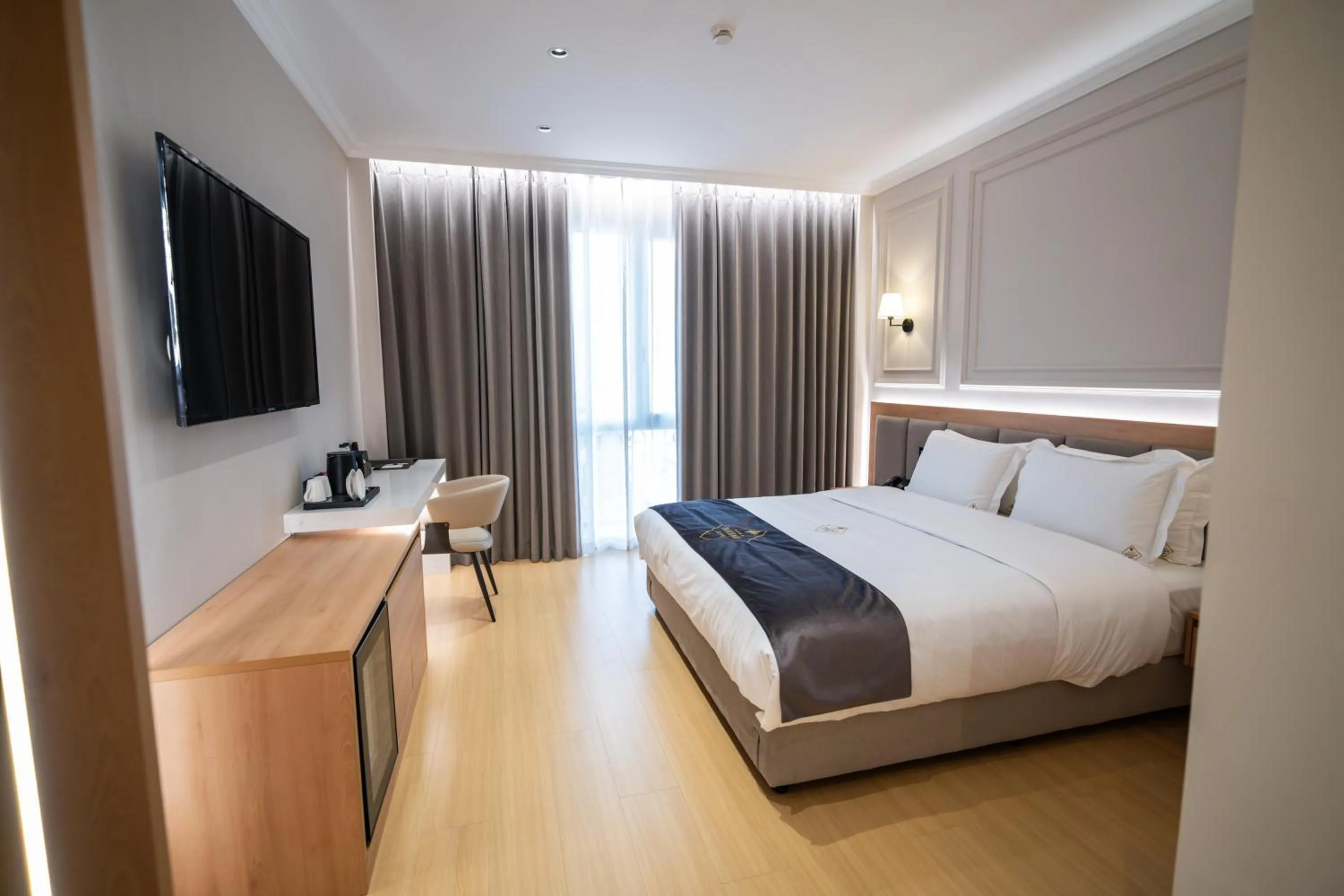 View (from property/room), Bed in Holiday Hotel