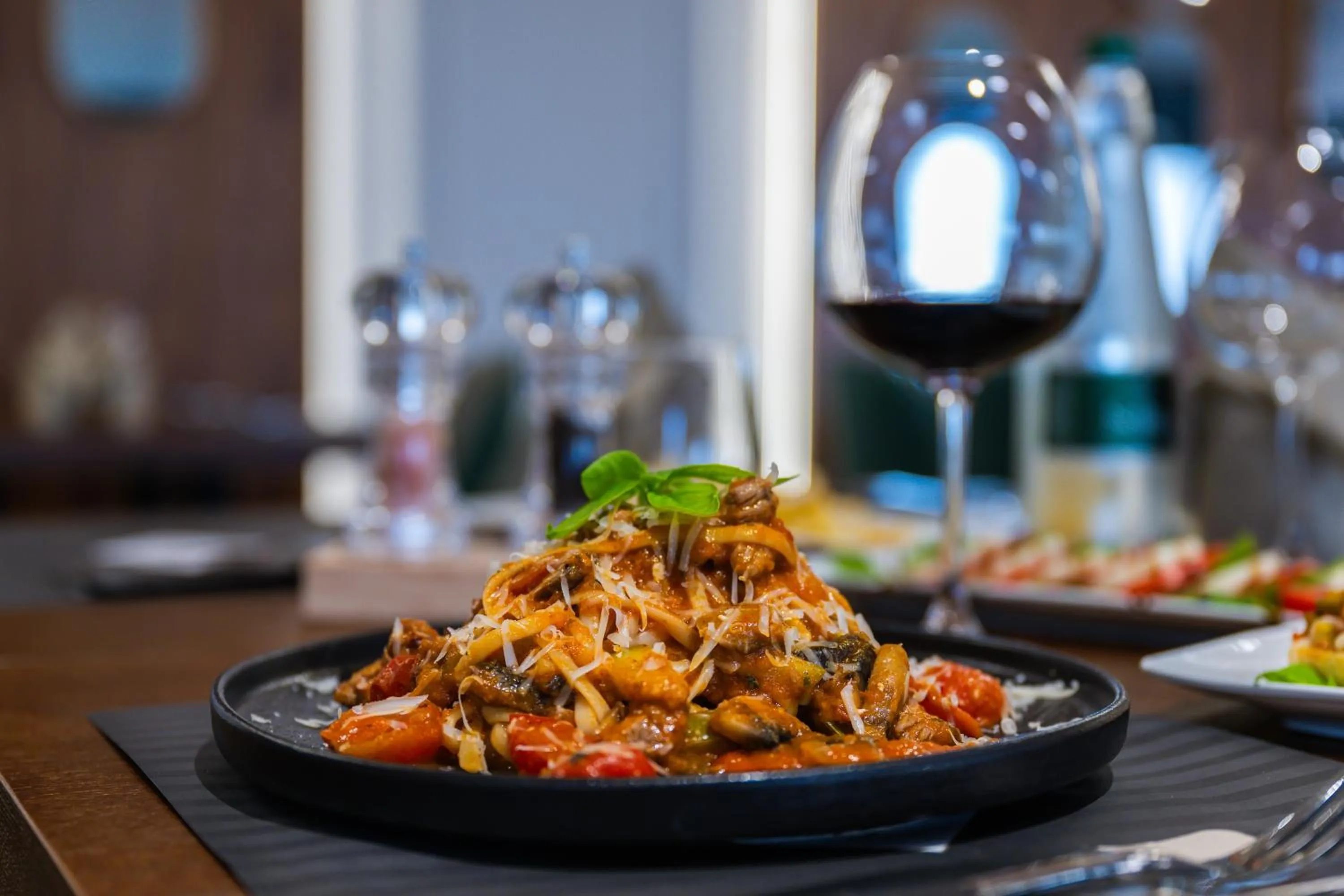 Restaurant/places to eat in Holiday Hotel