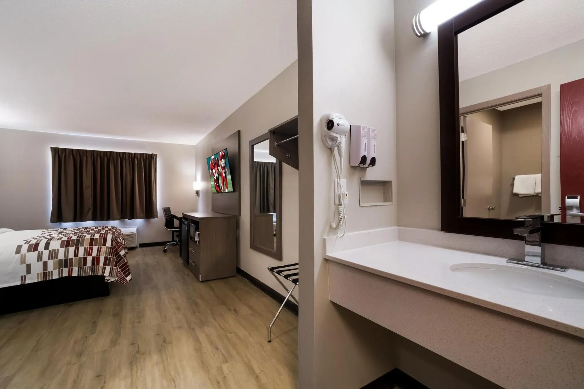 Deluxe Queen Room Non-Smoking in Super 8 by Wyndham Marston