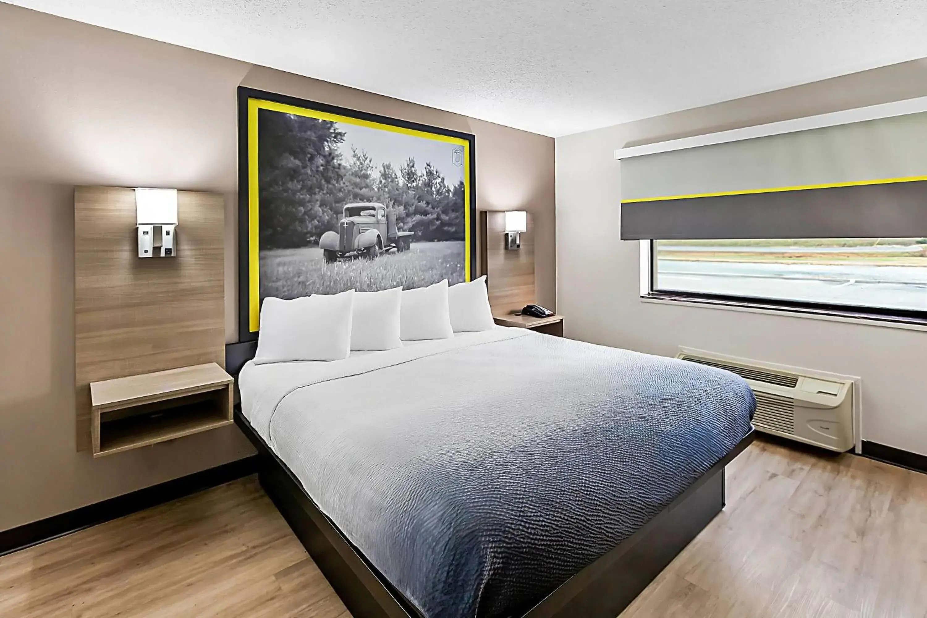 King Room with Mobility Access and Bathtub with Grab Bars, Non-Smoking in Super 8 by Wyndham Marston King Room with Mobility Access and Bathtub with Grab Bars, Non-Smoking in Super 8 by Wyndham Marston