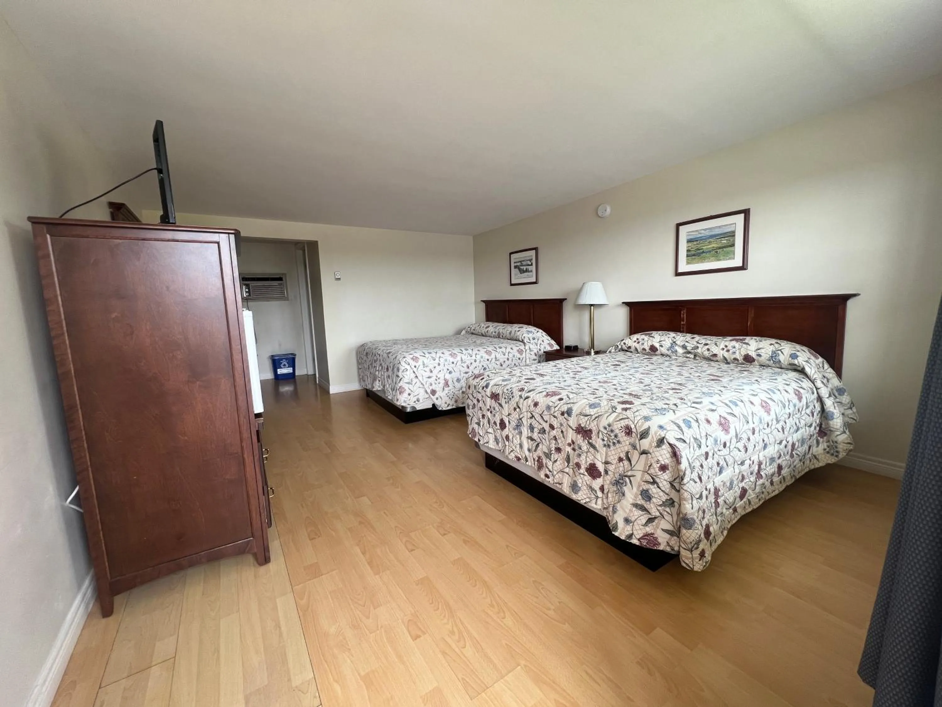 Photo of the whole room, Bed in The Cavendish Motel