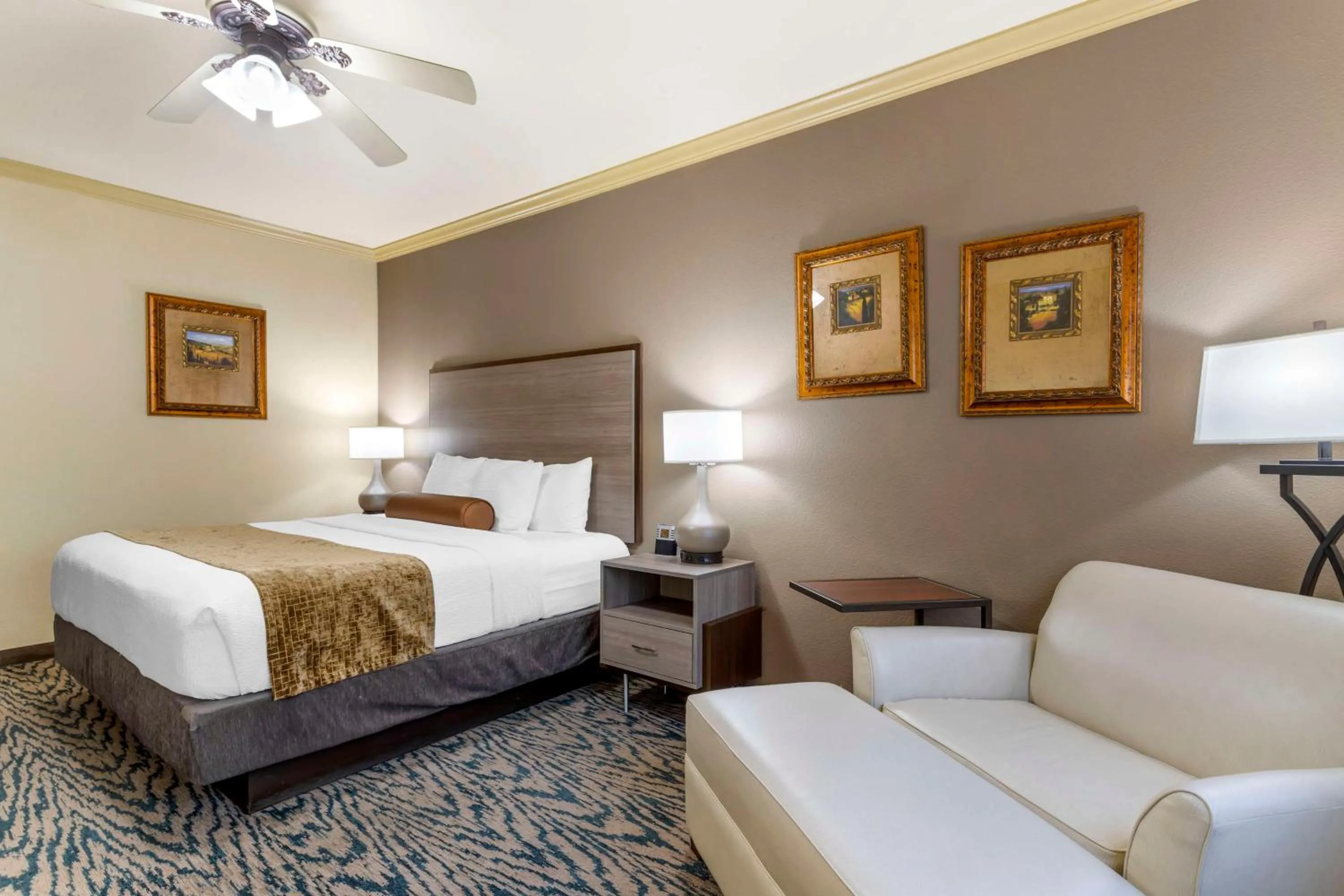 Bedroom, Bed in Best Western Plus Crown Colony Inn & Suites