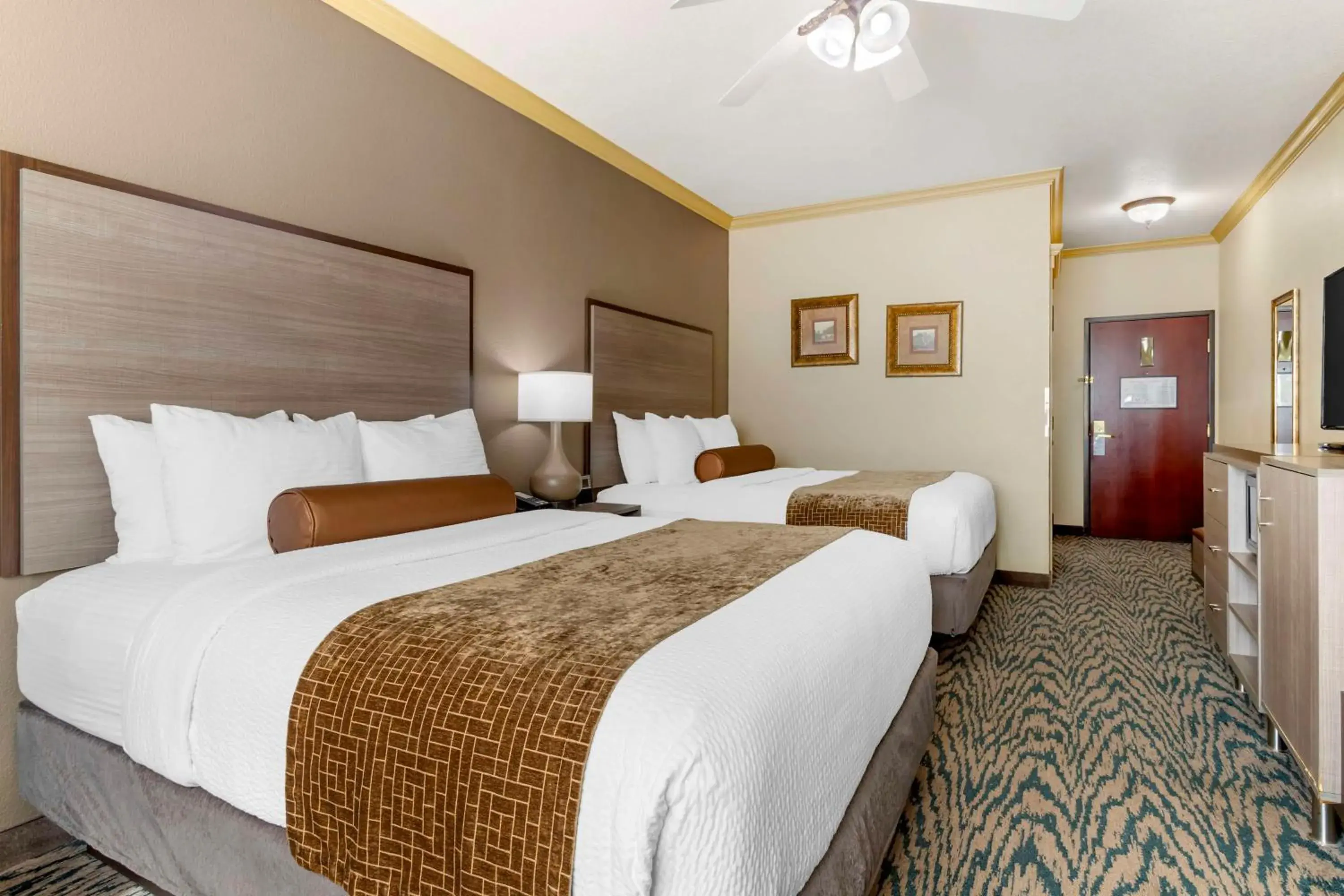Queen Room with Two Queen Beds - Non-Smoking in Best Western Plus Crown Colony Inn & Suites Queen Room with Two Queen Beds - Non-Smoking in Best Western Plus Crown Colony Inn & Suites