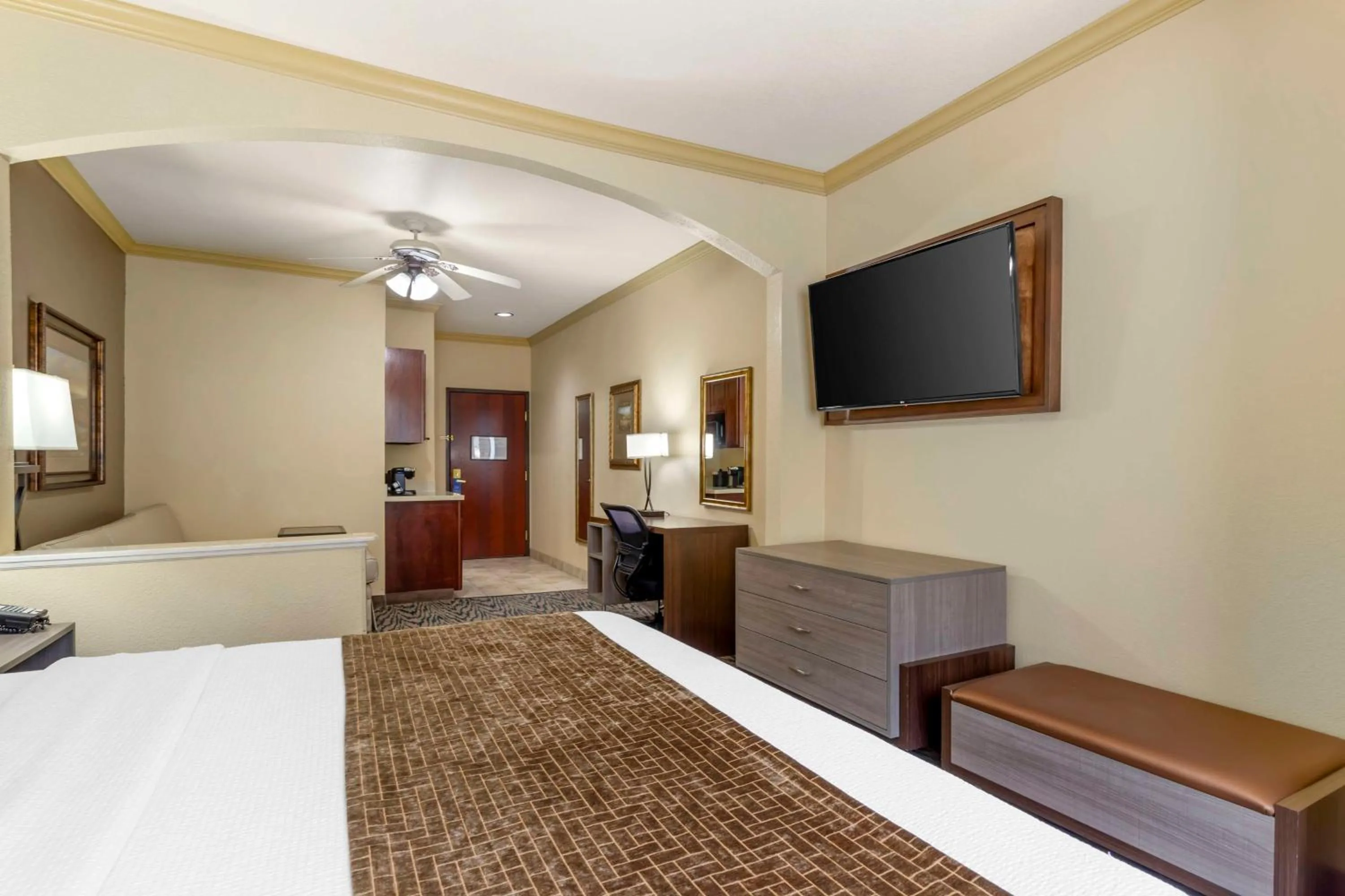 Photo of the whole room, Bed in Best Western Plus Crown Colony Inn & Suites
