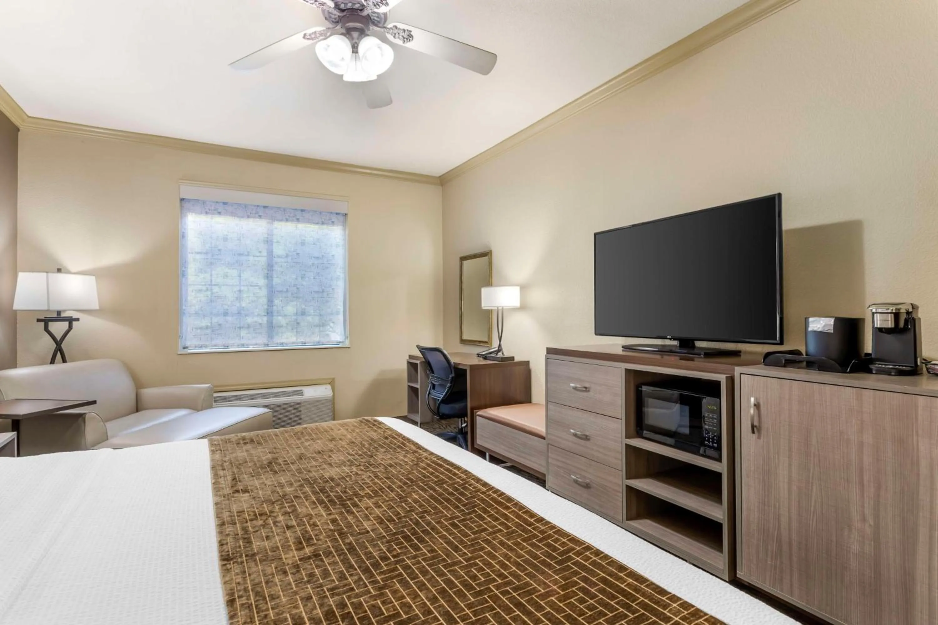 Bedroom, Bed in Best Western Plus Crown Colony Inn & Suites