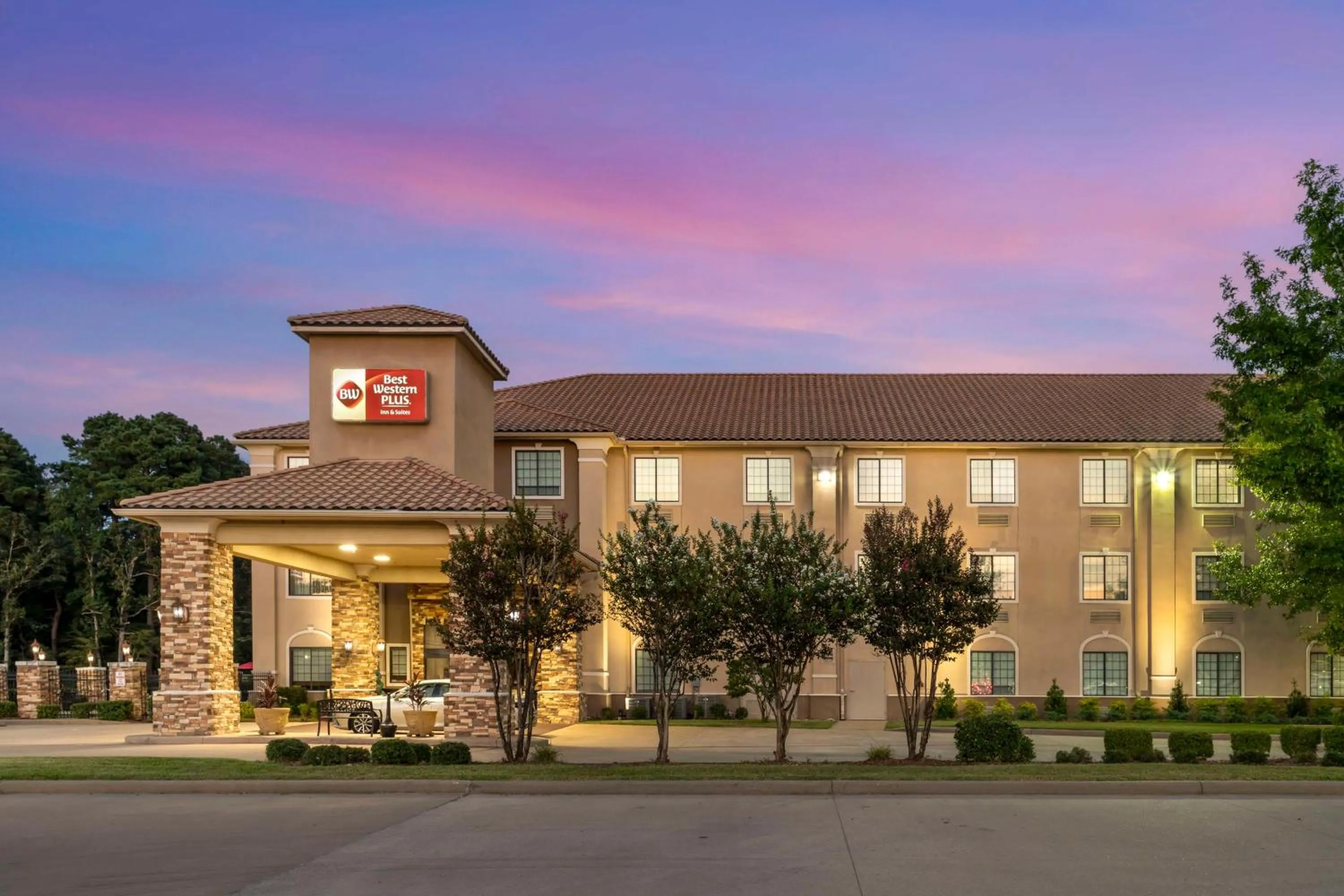 Property building in Best Western Plus Crown Colony Inn & Suites