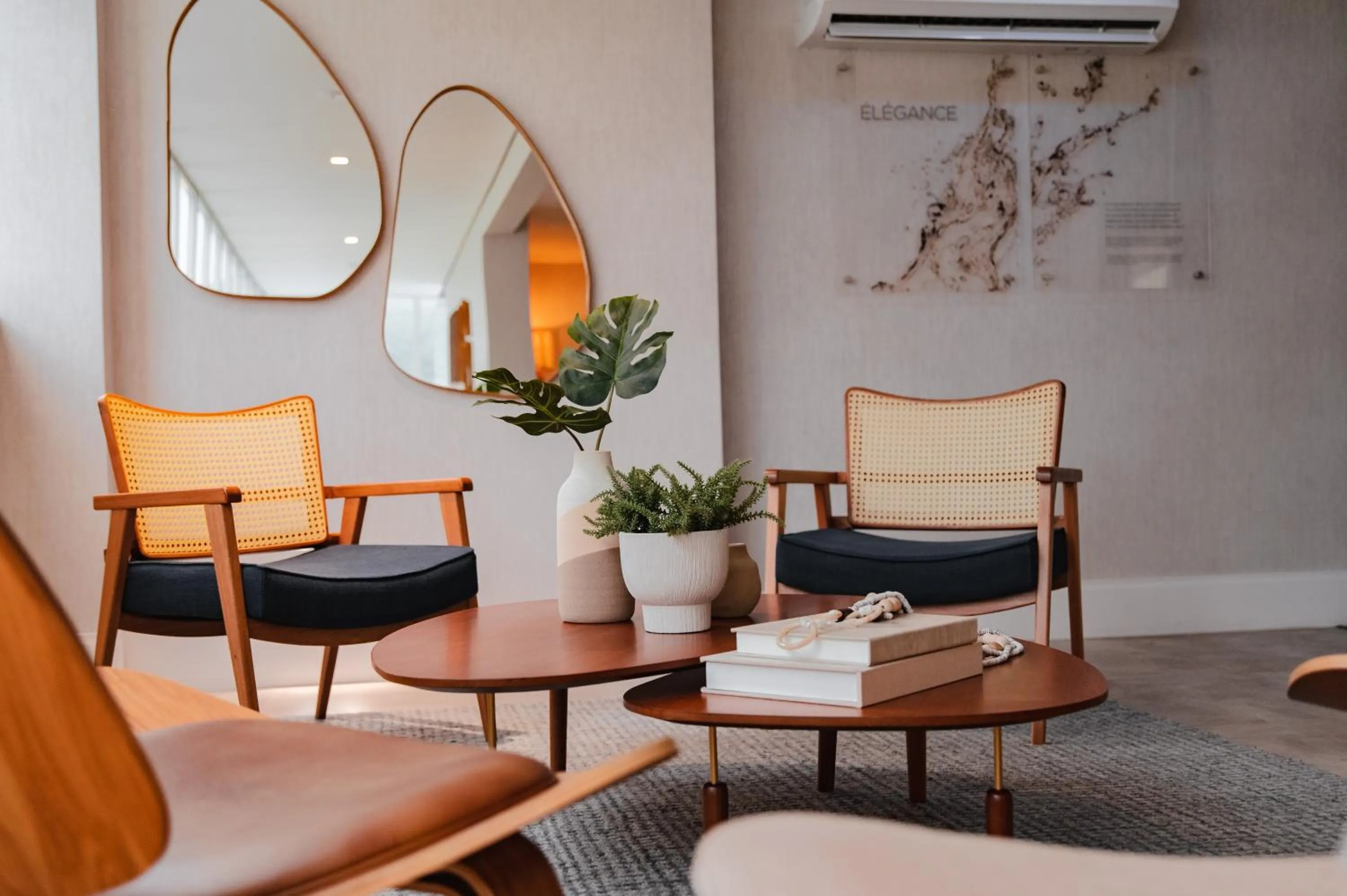 Seating area in Brut by Slaviero Hotéis