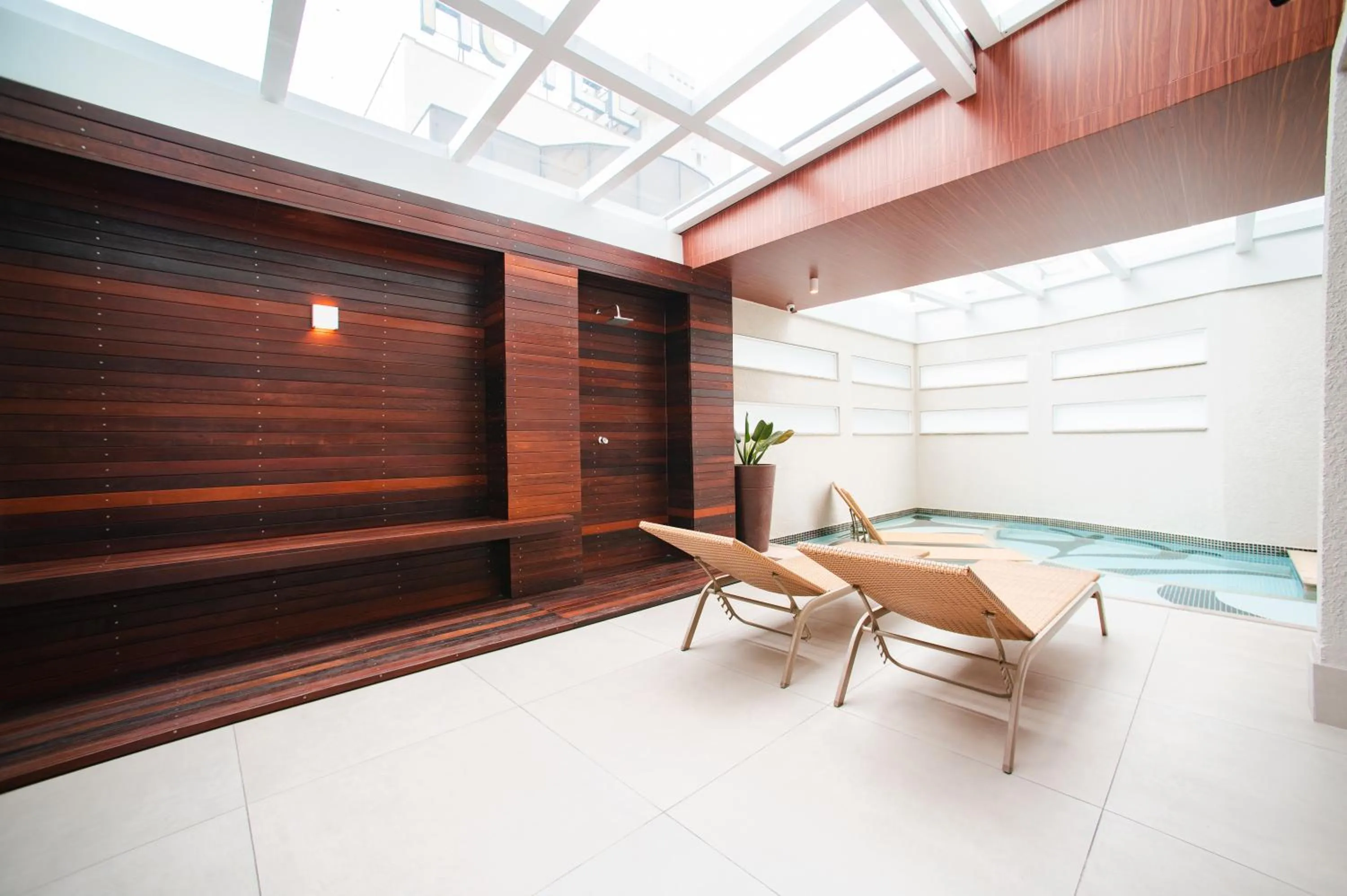 Pool view in Brut by Slaviero Hotéis