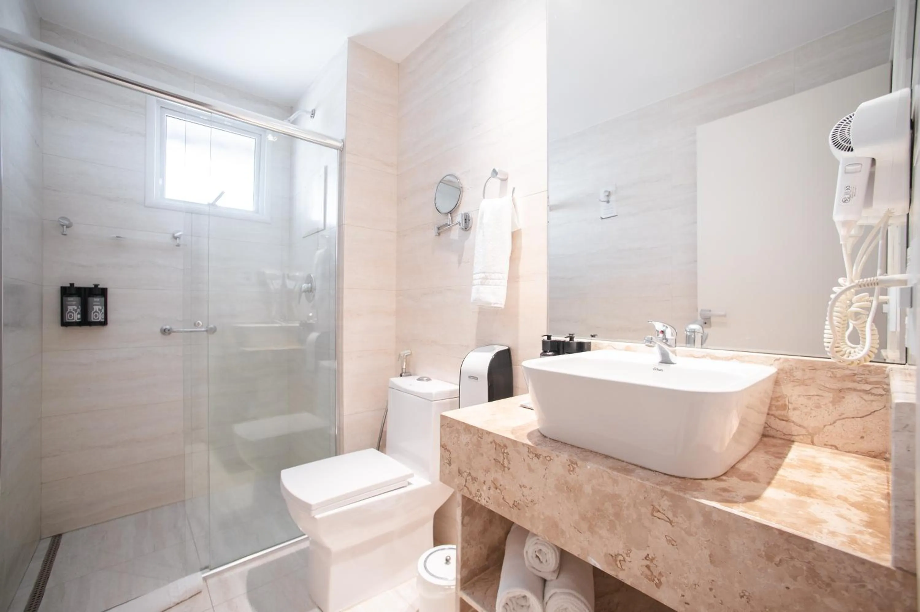 Toilet in Brut by Slaviero Hotéis