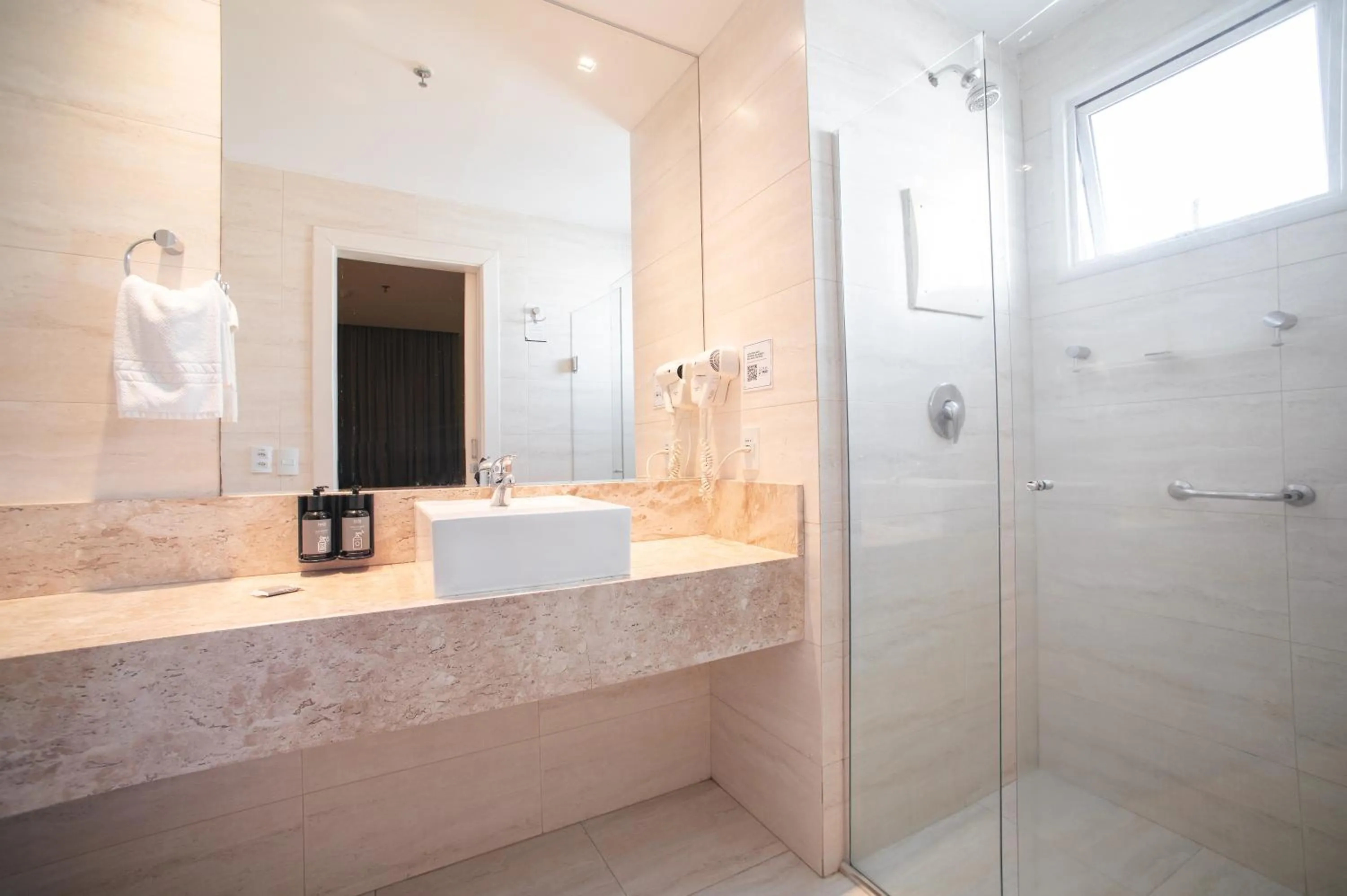 Bathroom in Brut by Slaviero Hotéis